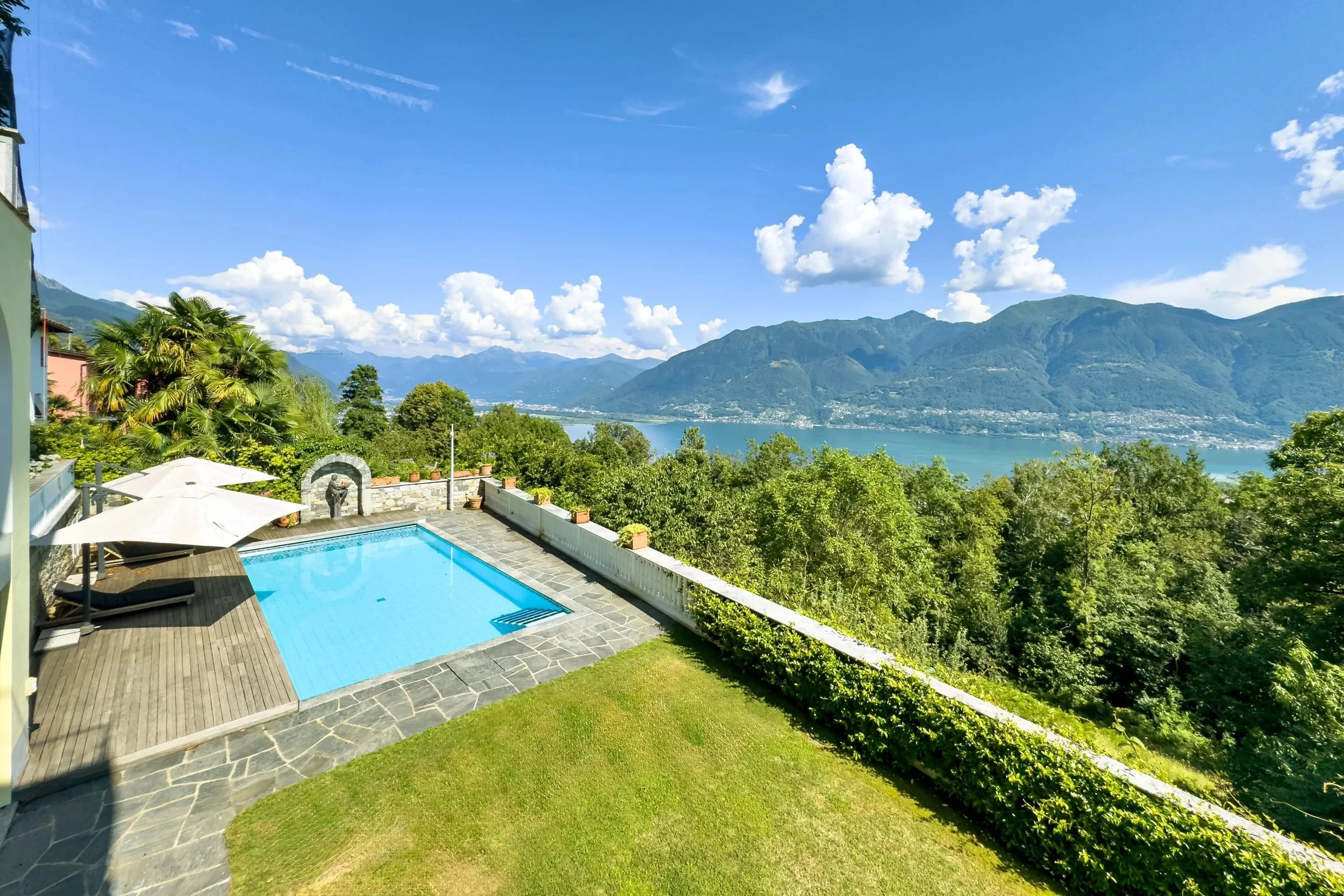 A place to fall in love with, above Lake Maggiore - Historic-Mediterranean villa with guest house, pool &amp; lake view in Orselina