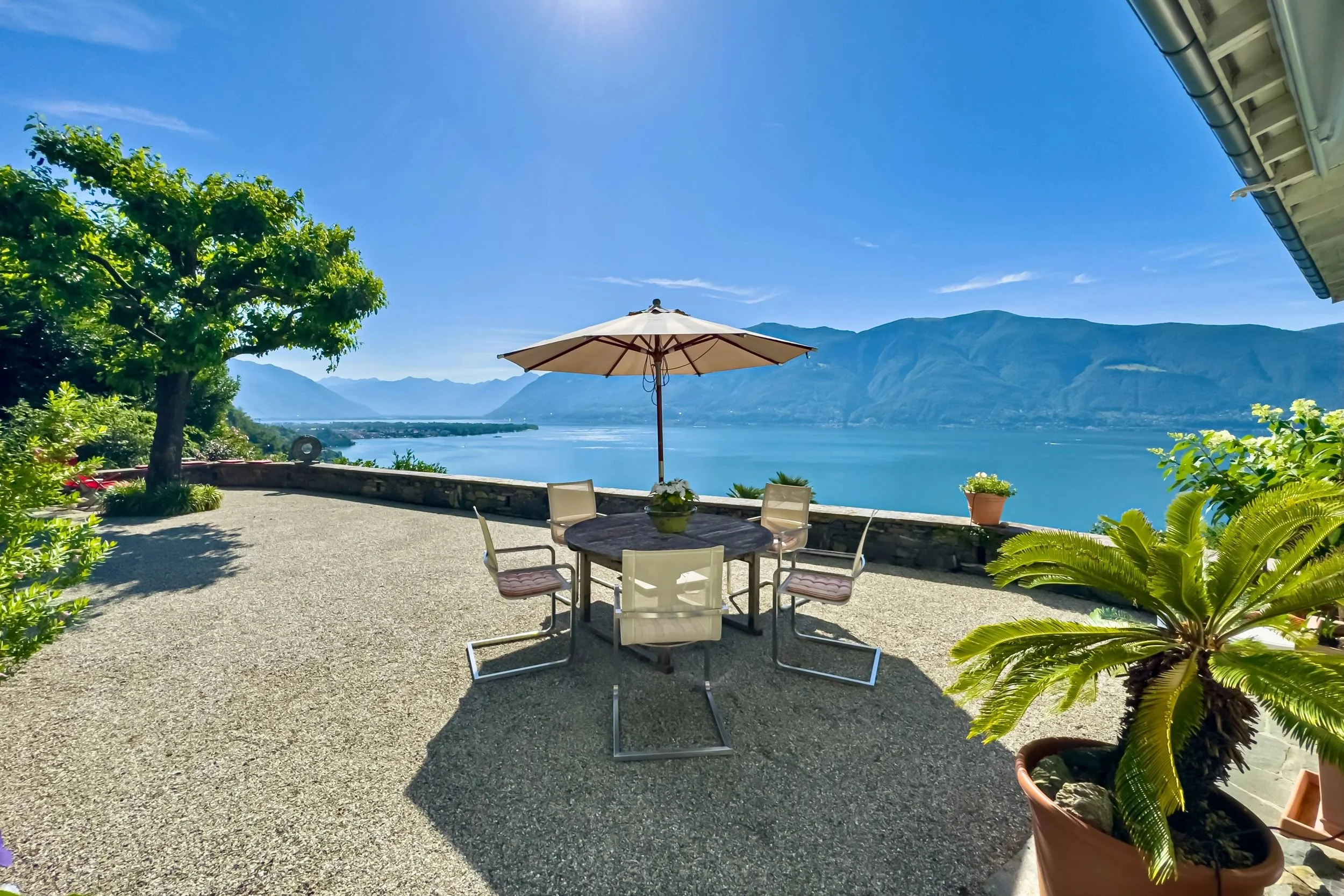 Vista straordinaria sul Lago Maggiore a Ronco sopra Ascona - Oasi di pace nella natura con terrazze panoramiche e giardino privato