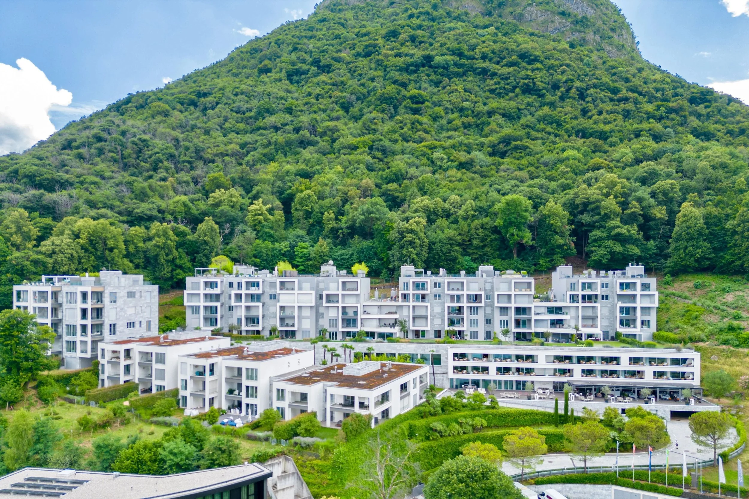 Moderner Wohnkomfort in privilegierter Lage - Stilvolle Wohnung mit Seeblick &amp; Hotelservice in Lugano-Paradiso