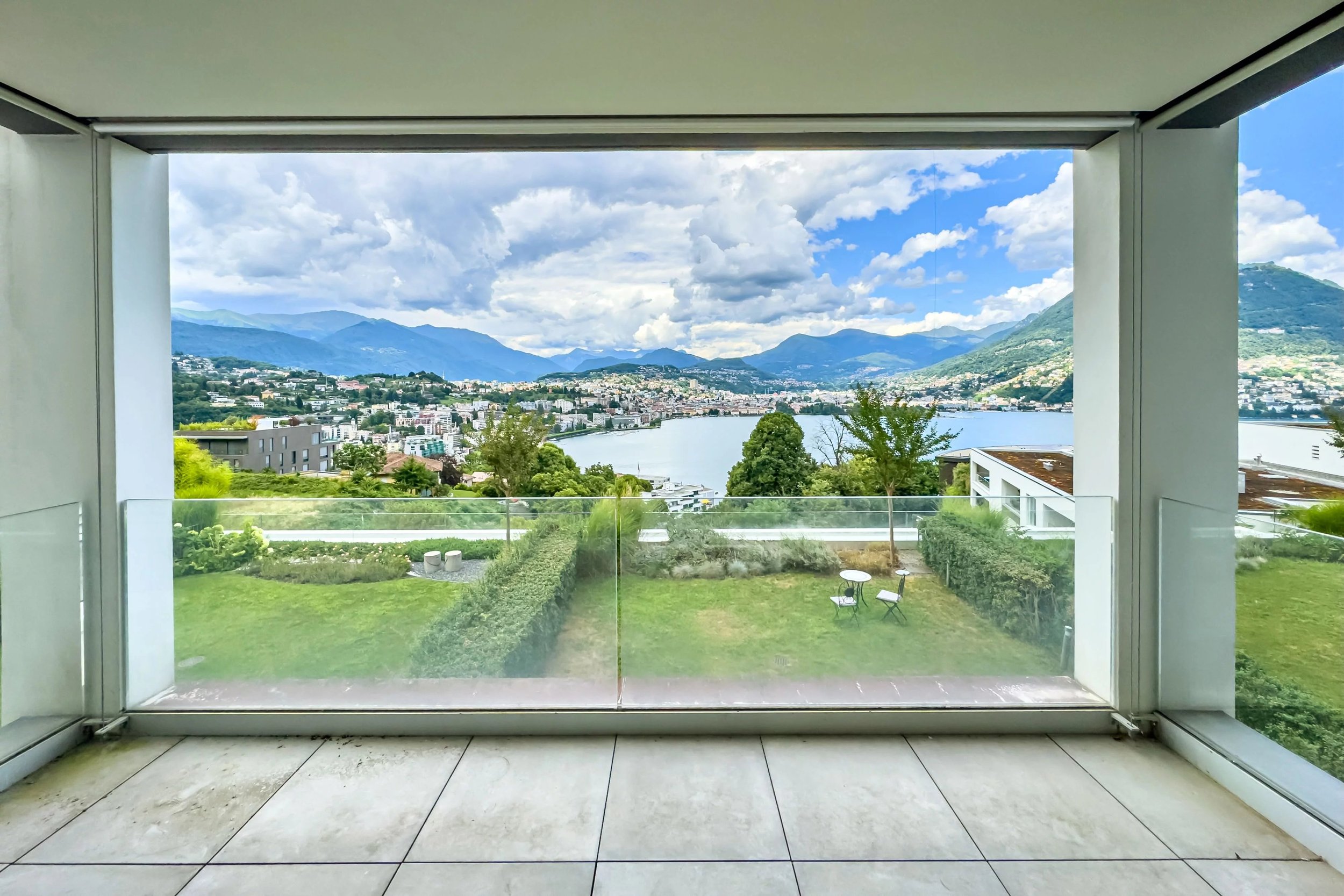Moderno comfort abitativo in una posizione privilegiata - Elegante appartamento con vista sul lago e servizio alberghiero a Lugano-Paradiso