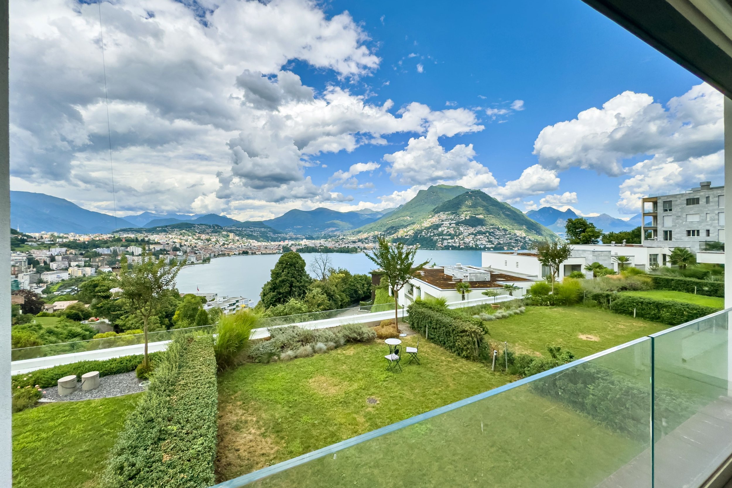 Modern Living Comfort in a Privileged Location - Stylish apartment with lake view &amp; hotel services in Lugano-Paradiso