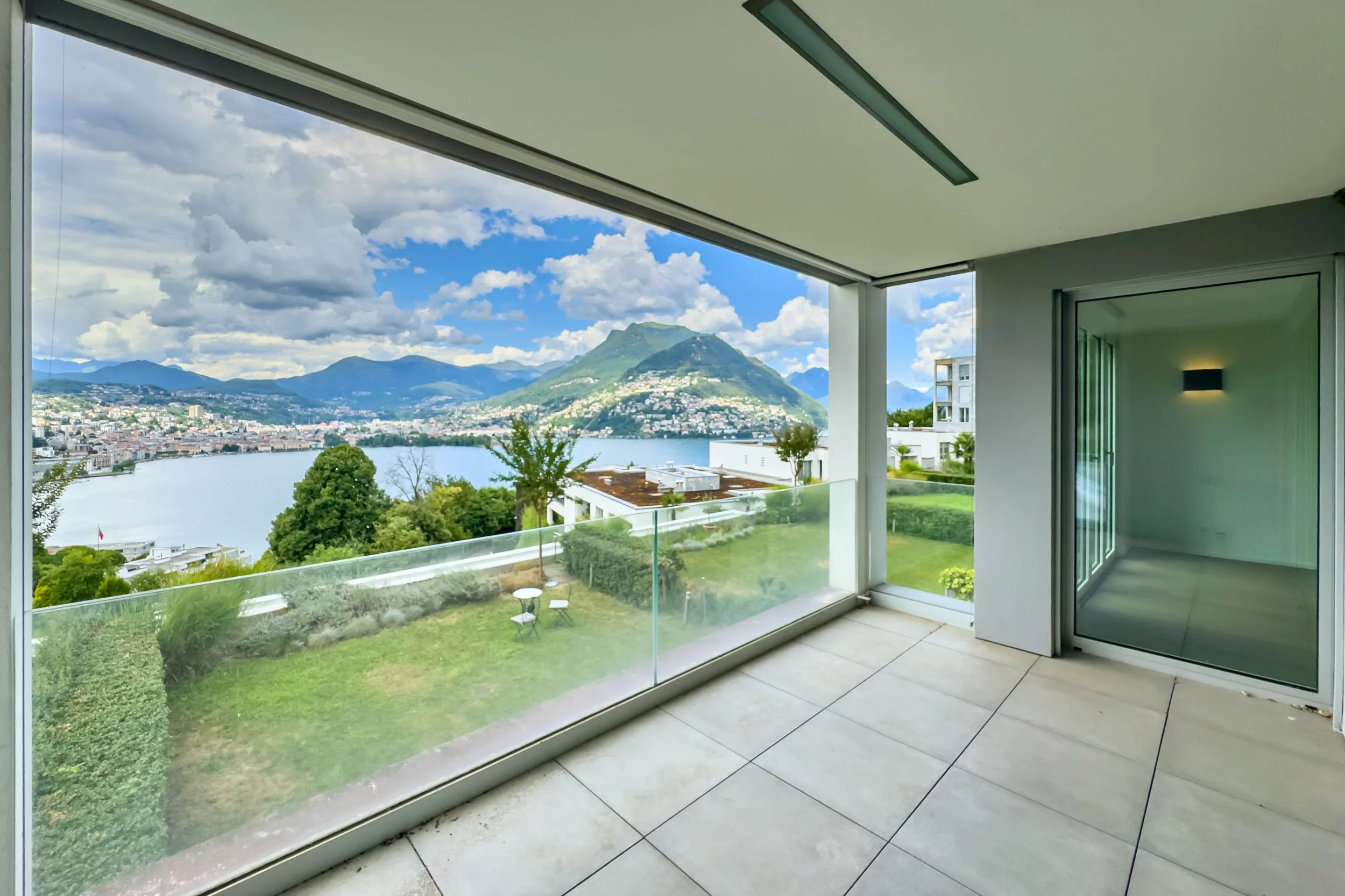 Современный комфорт проживания в привилегированной локации — стильные апартаменты с видом на озеро &amp; гостиничным сервисом в Лугано-Парадизо