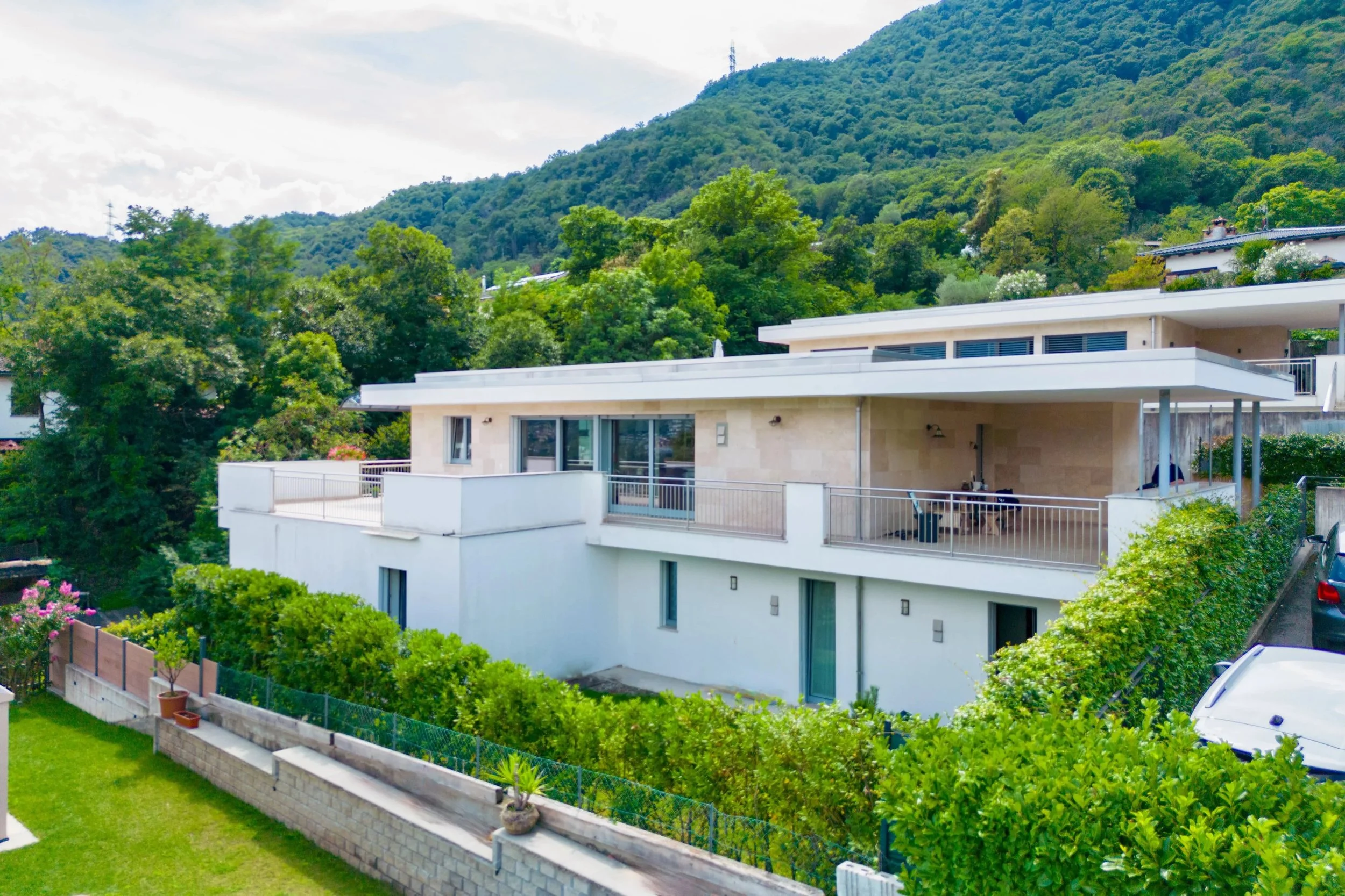 NEW PRICE - Rare opportunity in a prime location in Gravesano - Exclusive villa in prime condition below market value