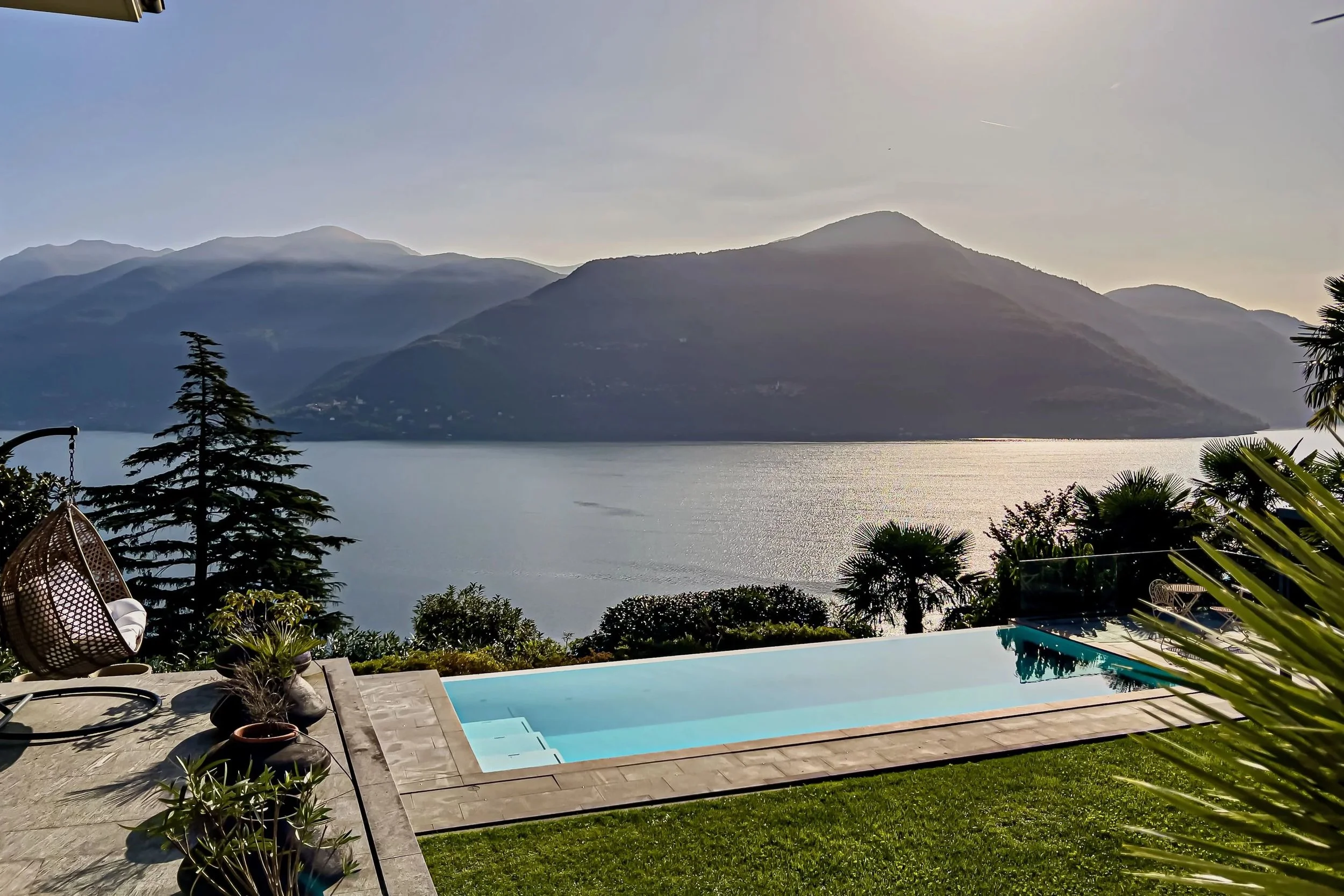 La sua residenza di vacanza con una vista lago mozzafiato ed un autentico stile di vita ticinese - Villa di lusso a Brissago: un gioiello mediterraneo sul Lago Maggiore