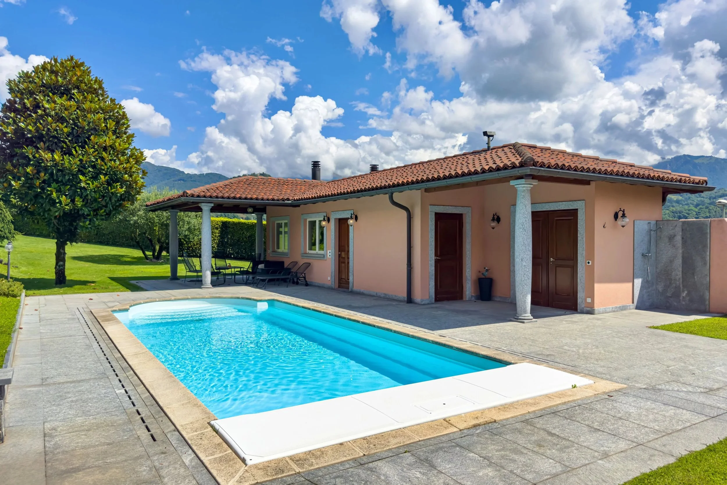 VARIAZIONE DI PREZZO - Privacy, spazio e potenziale nella migliore posizione di Manno - Elegante villa con giardino, piscina e dependance, ampliabile con una villa aggiuntiva fino a circa 650 m²