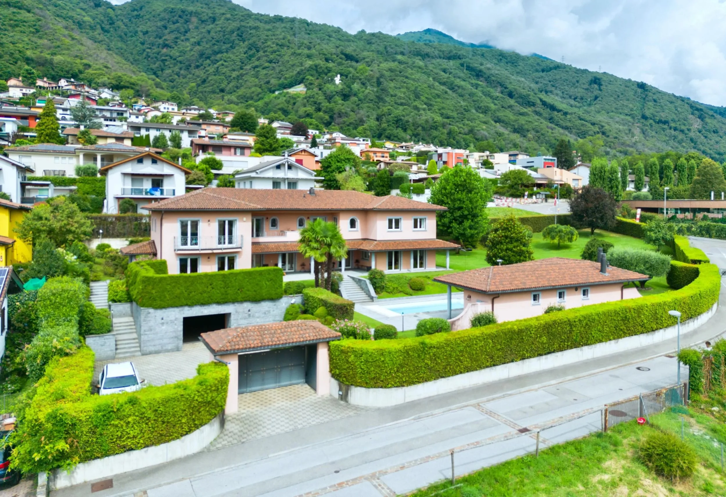 NEW PRICE  Privacy, space &amp; potential in the best location of Manno - Elegant villa with garden, pool &amp; guesthouse – expandable with an additional villa up to approx. 650 m²