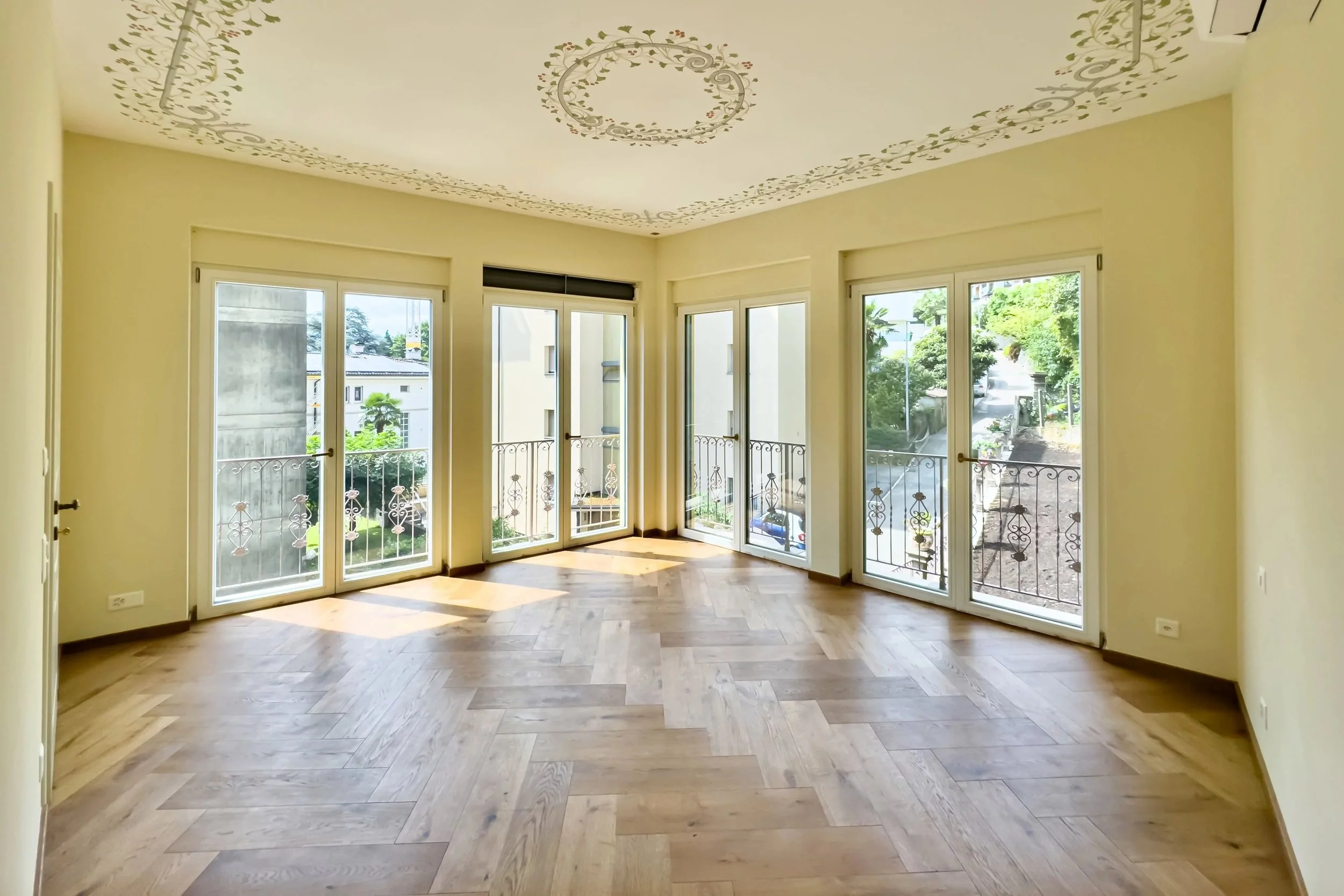 Eleganz &amp; Komfort in zentraler Lage von Lugano - Komplett renovierte Stadtvilla mit Lift, Whirlpool &amp; grosszügiger Dachterrasse