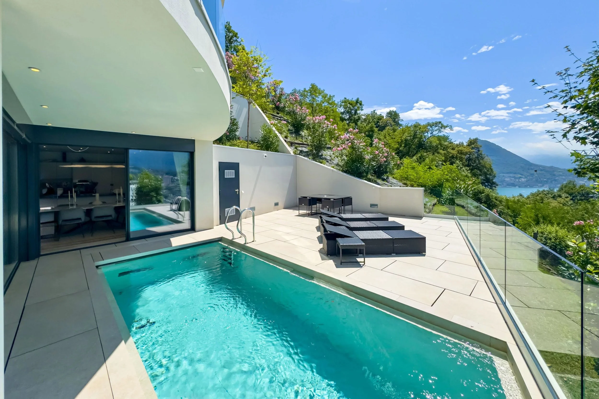 Zeitlose Eleganz in sonniger Hanglage von Lugano-Viganello - Moderne Villa mit Aussenpool, Lift &amp; grosszügiger Wohnfläche in unmittelbarer Stadtnähe