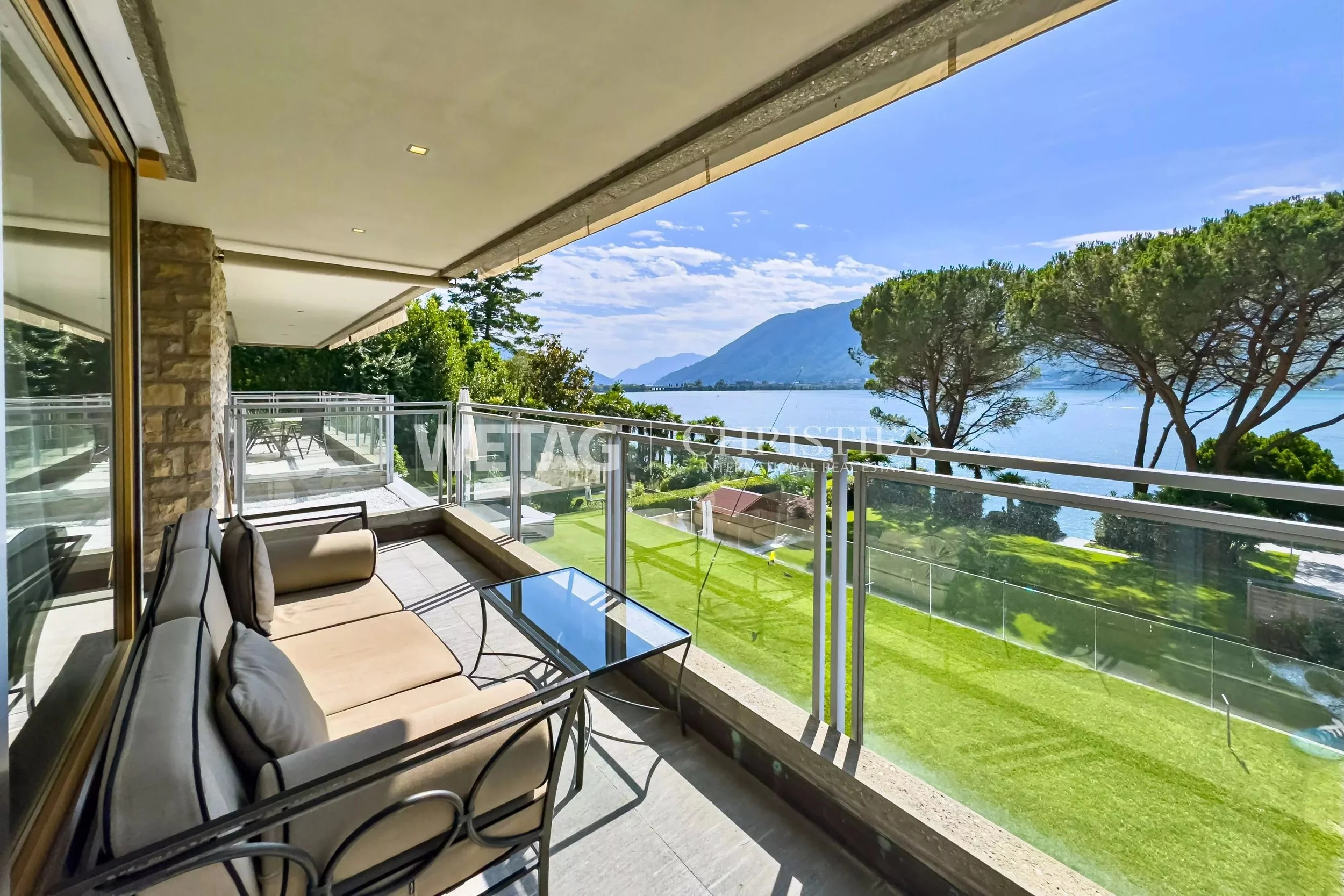 Wohnung mit direktem Seeanstoss in Bissone - Moderne Eleganz am Wasser mit Bootssteg &amp; herrlicher Panoramasicht