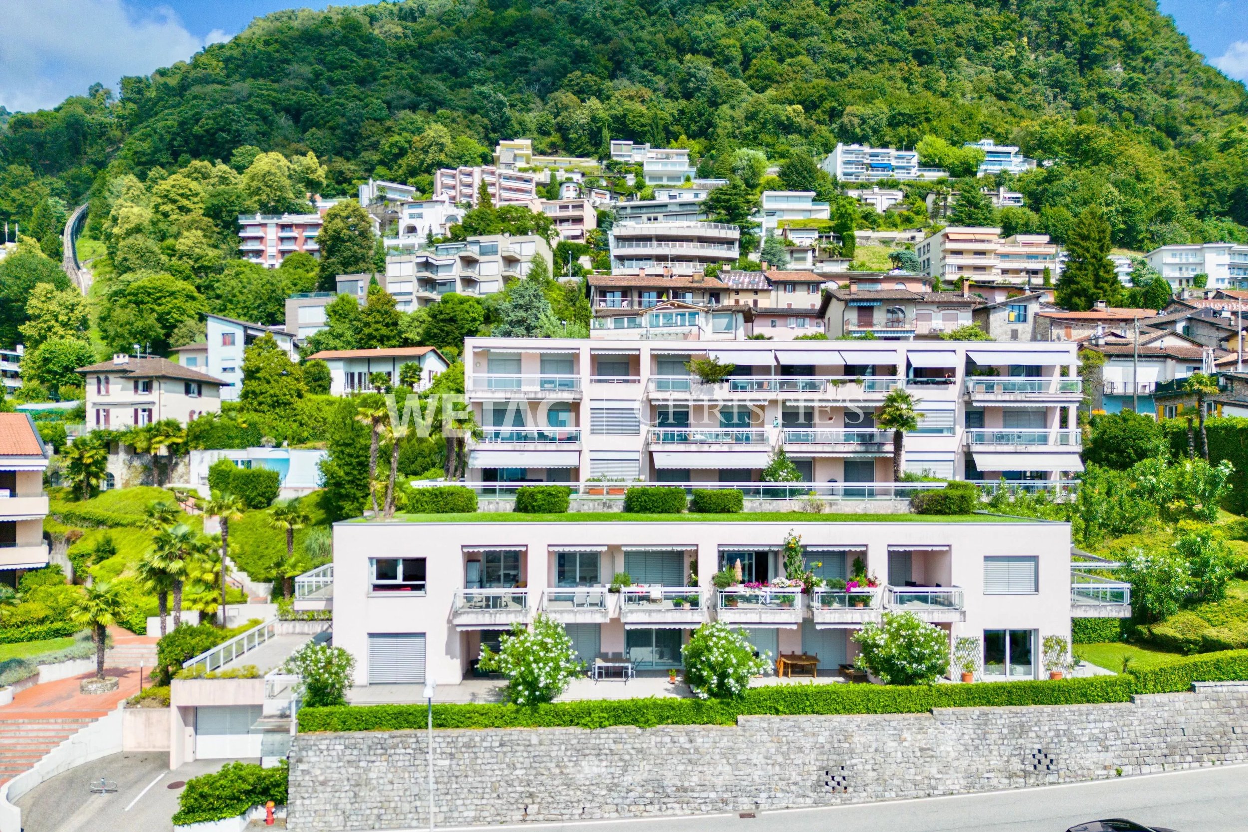 Mediterranes Wohngefühl über dem Luganersee - Stilvolle Wohnung mit Terrassen, Poolzugang &amp; unverbaubarem Seeblick in Aldesago