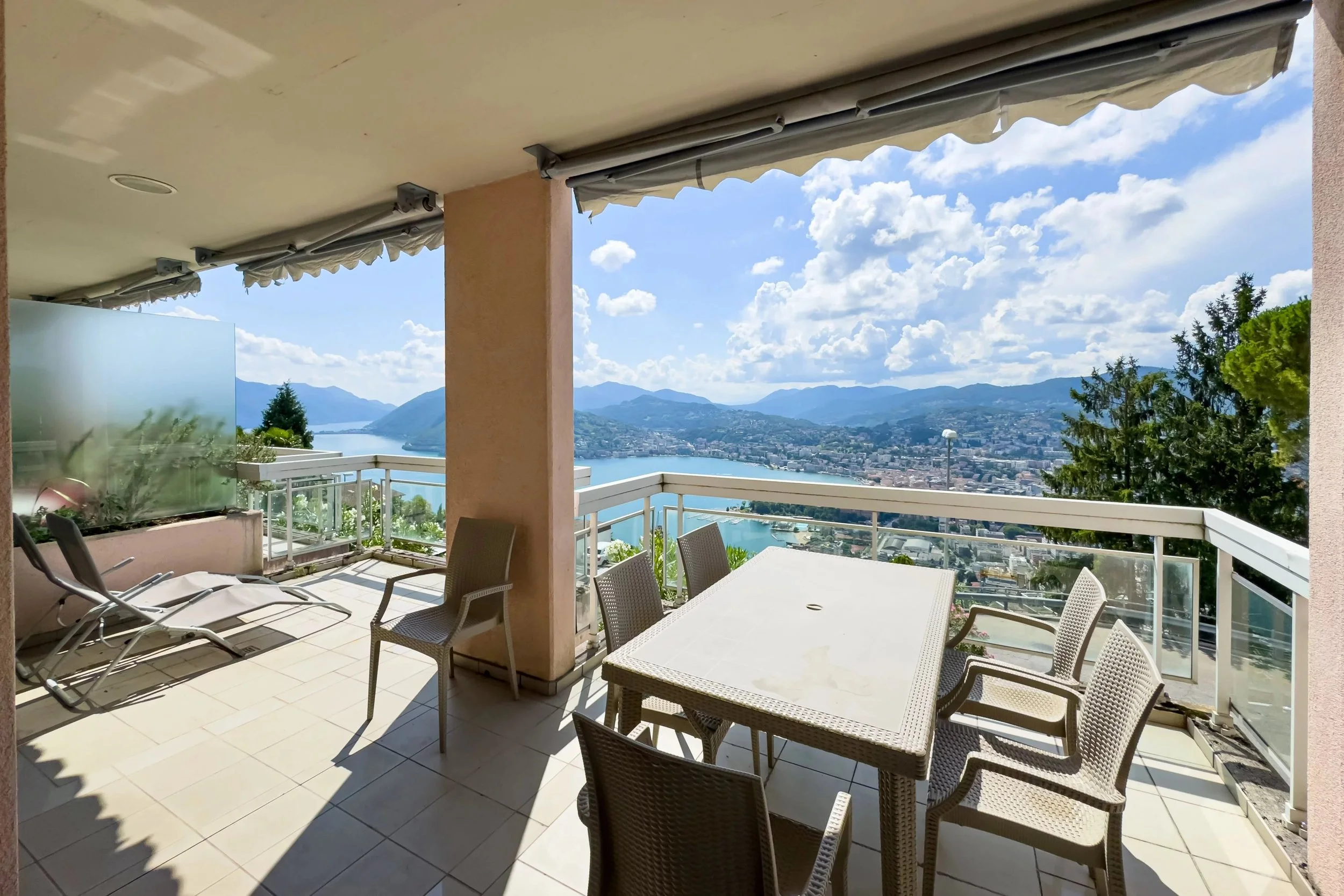 Atmosfera mediterranea sopra il Lago di Lugano - Elegante appartamento con terrazze, accesso alla piscina e vista lago aperta ad Aldesago