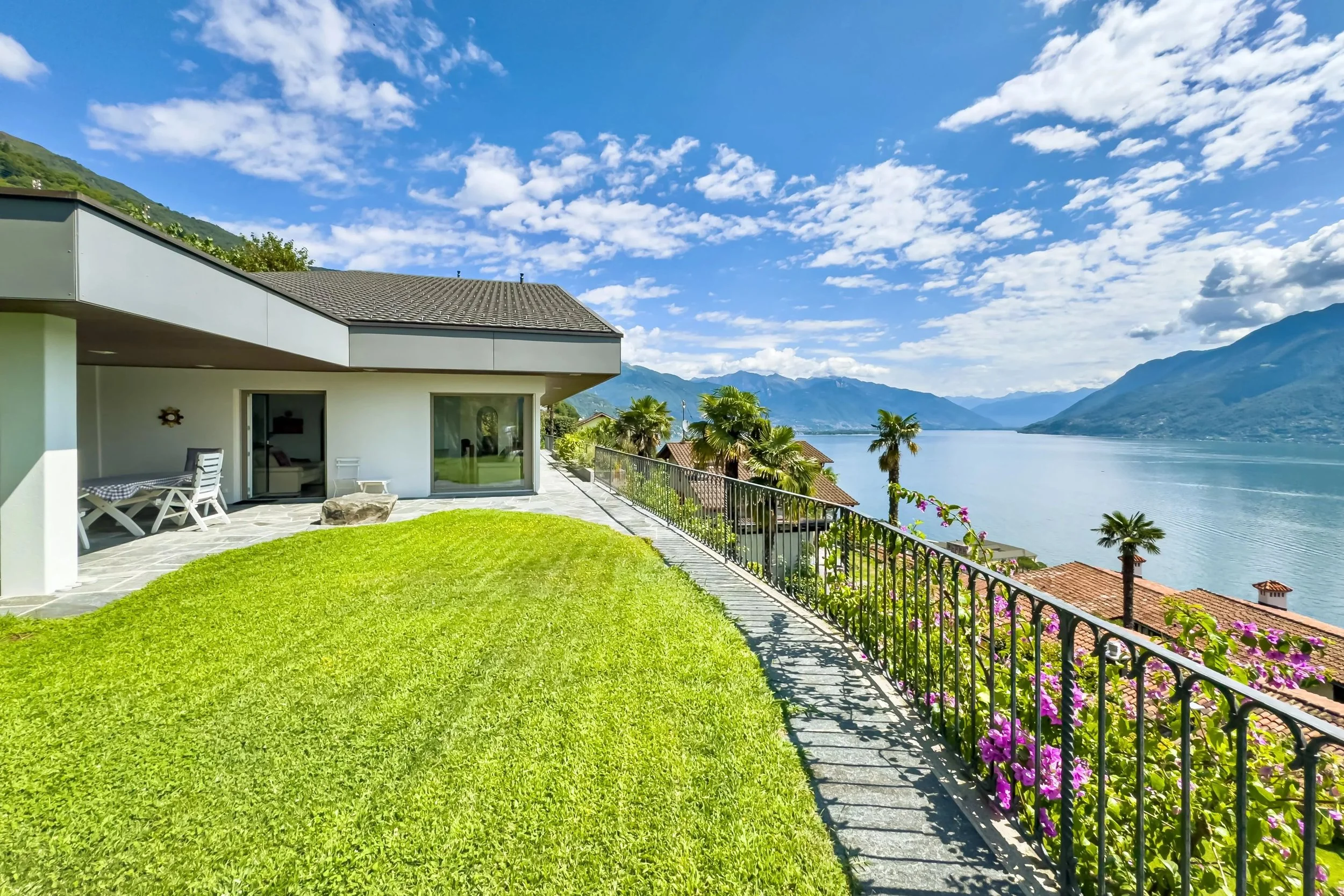 Charme mediterraneo sul Lago Maggiore - Villa moderna a Brissago con vista lago incomparabile, ideale anche come residenza per le vacanze