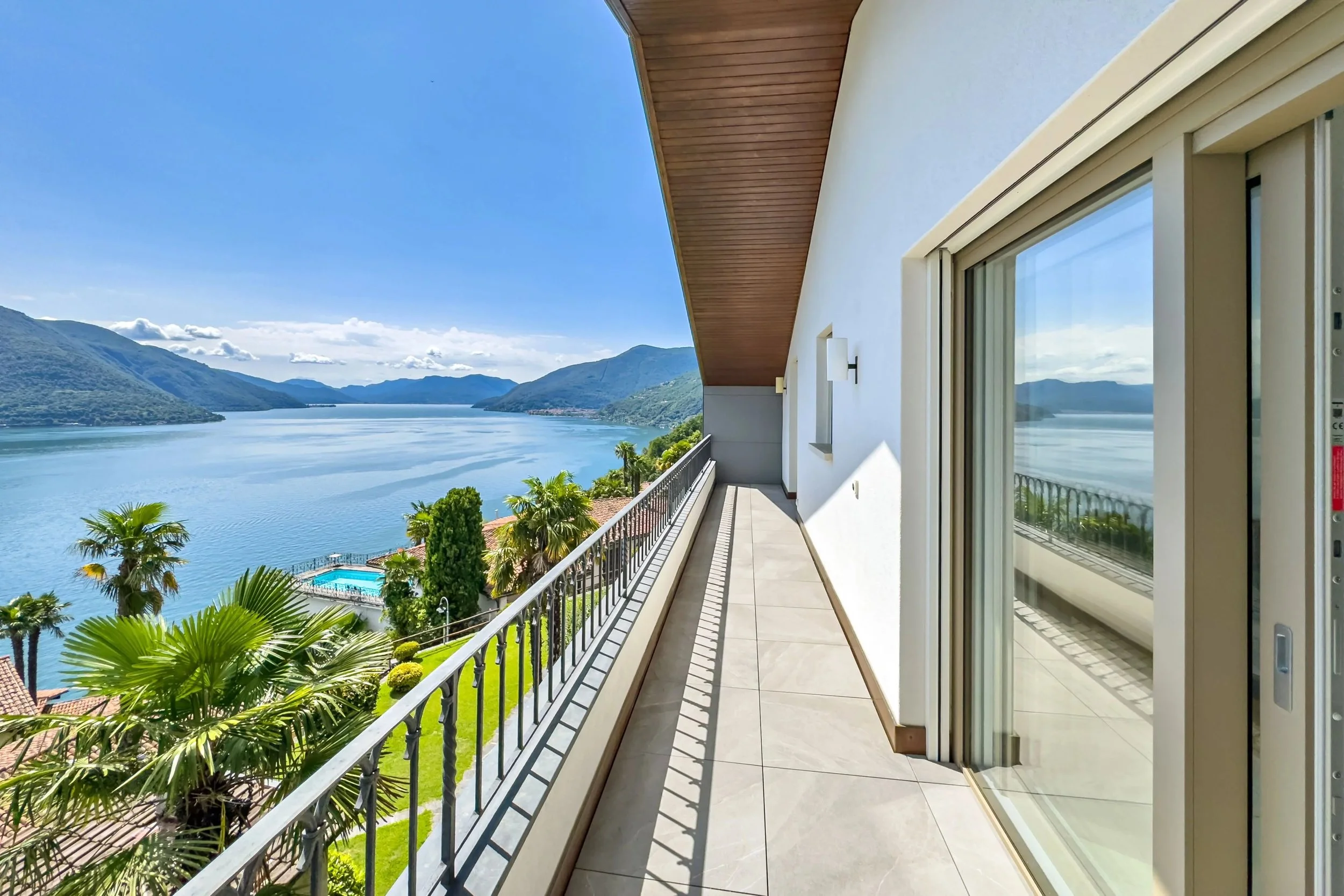 Mediterranes Wohngefühl am Lago Maggiore - Moderne Villa in Brissago mit unvergleichlichem Seeblick &amp; idealem Zweitwohnsitz