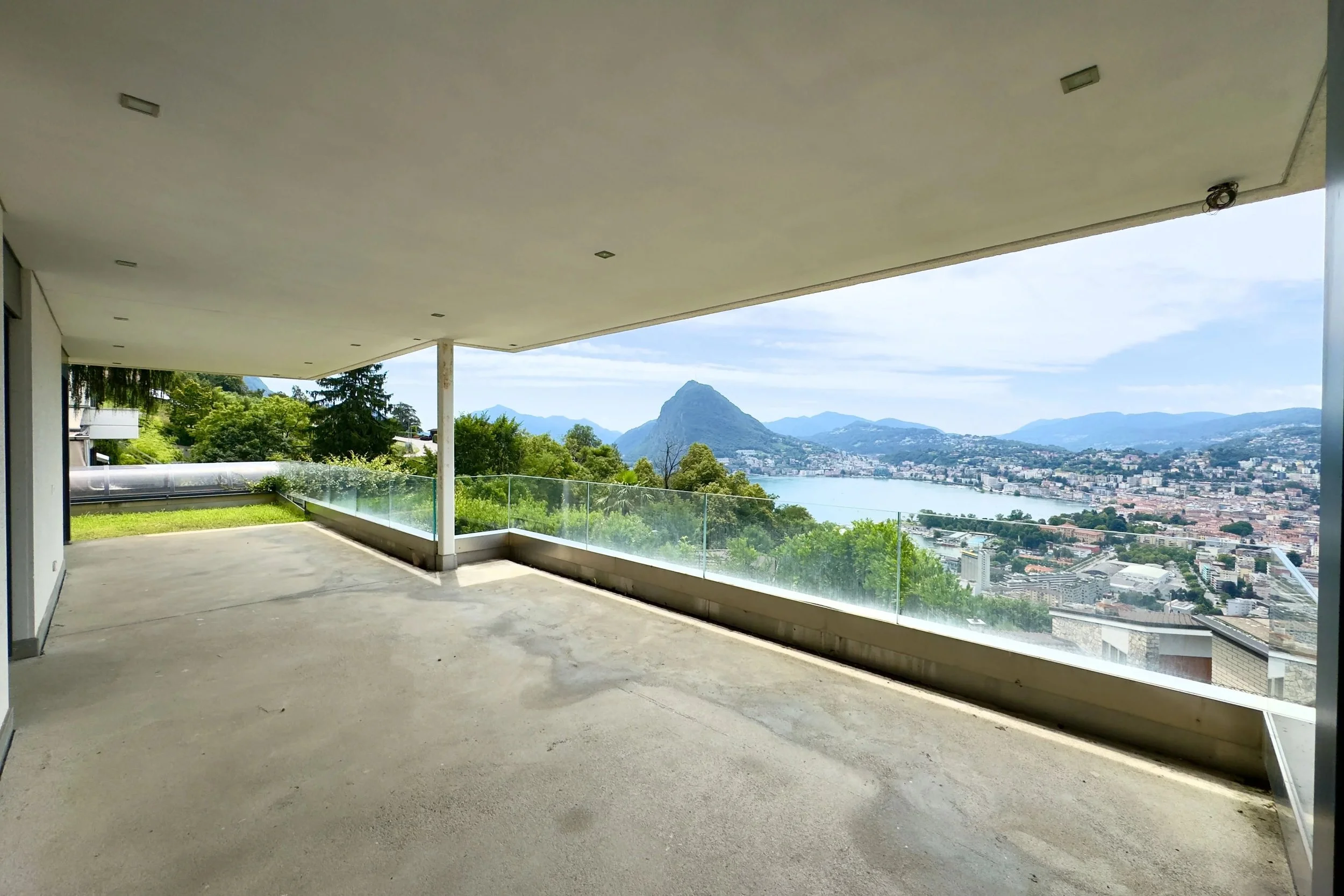 Exklusive Rohbauwohnung mit Panoramablick - Moderne Wohnung in Lugano-Albonago mit grosser Terrasse &amp; privatem Garten