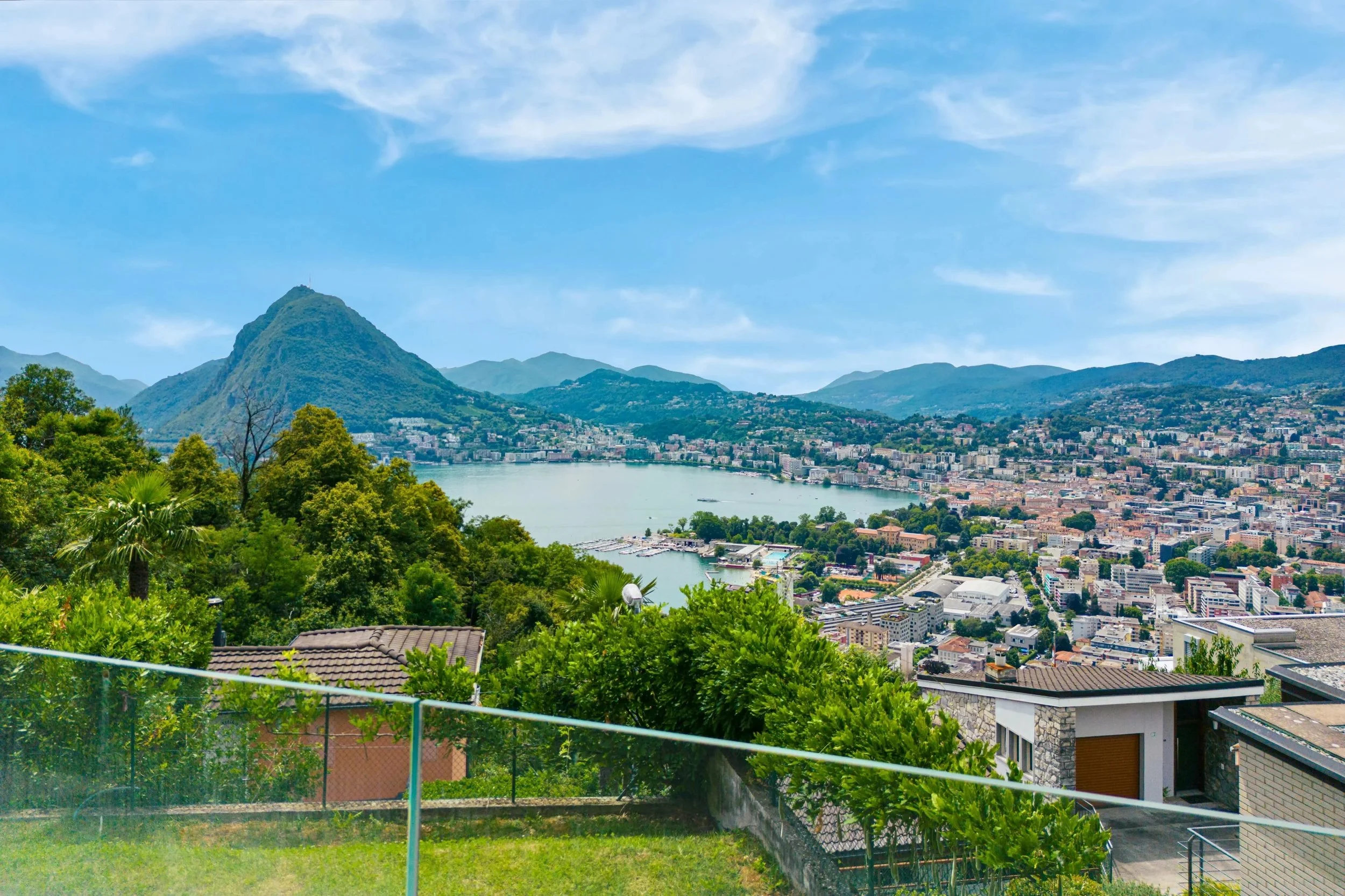Esclusivo appartamento al grezzo con vista panoramica - Moderno appartamento a Lugano-Albonago con ampia terrazza e giardino privato