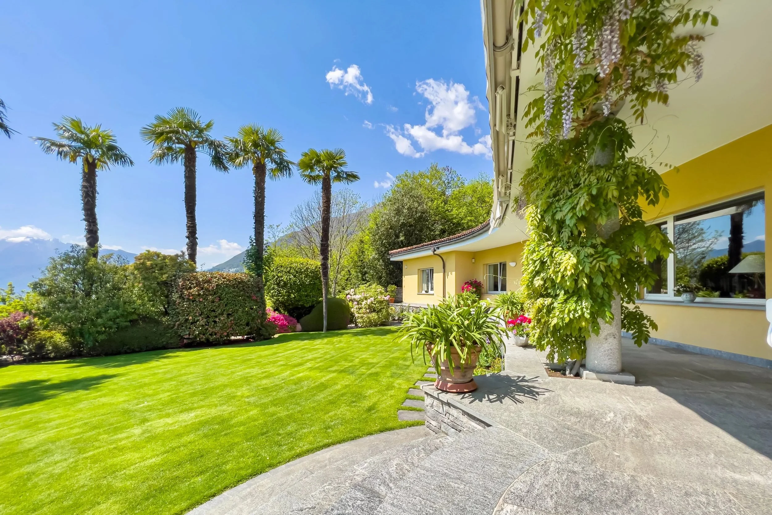 Ihr eigenes Paradies am Lago Maggiore - Exklusive Villa in Minusio mit Pool &amp; einem unvergleichlichen Panoramablick 