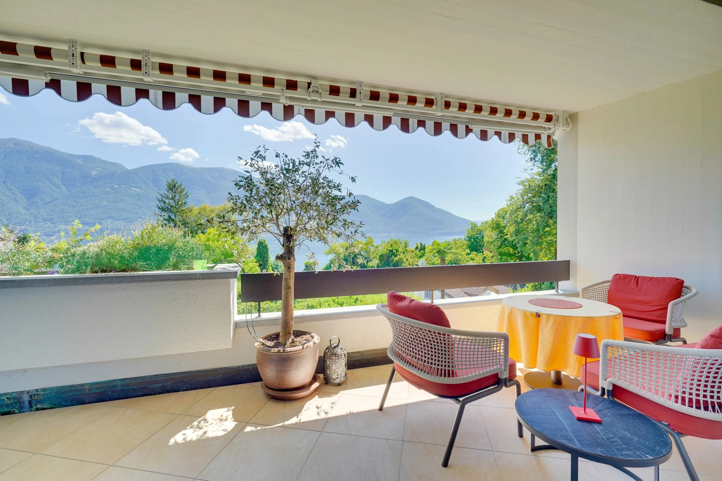 VARIAZIONE DI PREZZO - Esclusività con meravigliosa vista lago - Elegante attico ad Ascona, caratterizzato da un layout luminoso e da un’elevata privacy, per un’esperienza abitativa unica