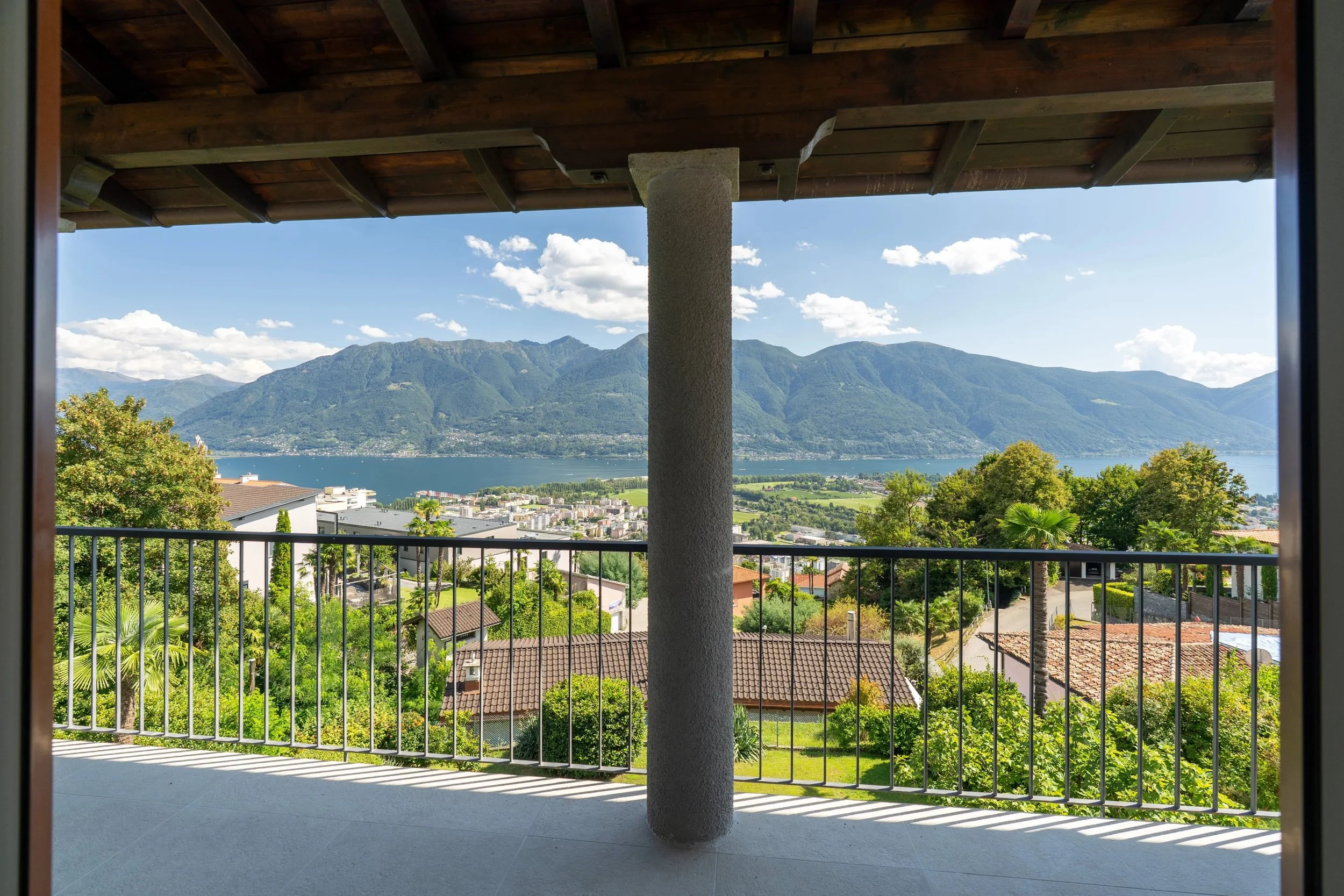 VARIAZIONE DI PREZZO - Vivere in una posizione privilegiata a Locarno-Monti - Raffinato attico con terrazza soleggiata e vista mozzafiato su lago e montagne