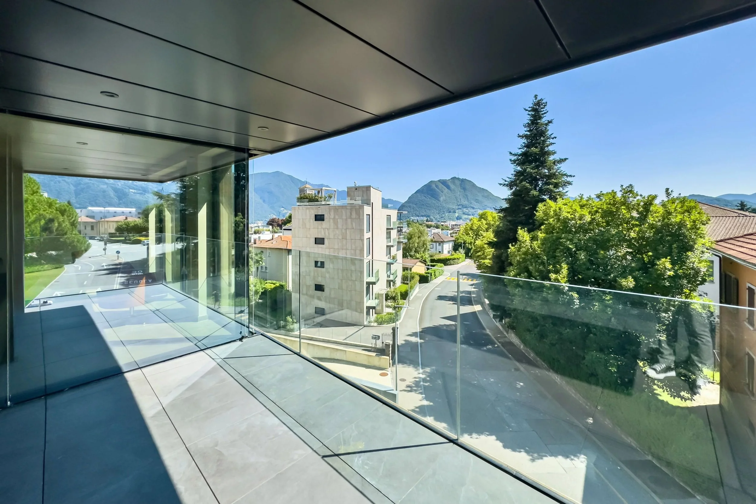 Contemporary living in Massagno, also suitable as a second home - Stylish 3.5-room apartment with a terrace &amp; modern design