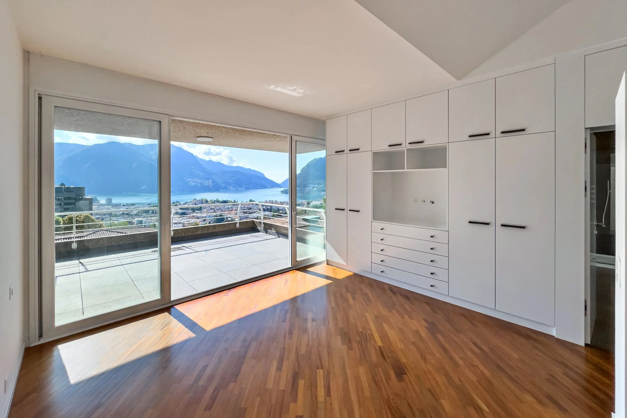 PREISVARIATION - Elegantes Zuhause in Lugano - Exklusive Reihenvilla in Lugano mit Panoramablick &amp; weitläufigem Aussenbereich
