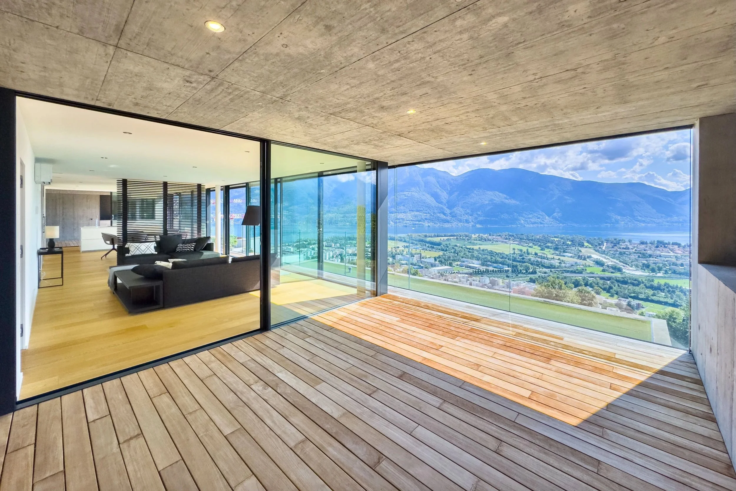 Der ideale Erstwohnsitz – mit grosszügigem Layout &amp; elegantem Design - Attikawohnung mit einzigartigem Panoramablick auf den Lago Maggiore &amp; die umliegenden Berge