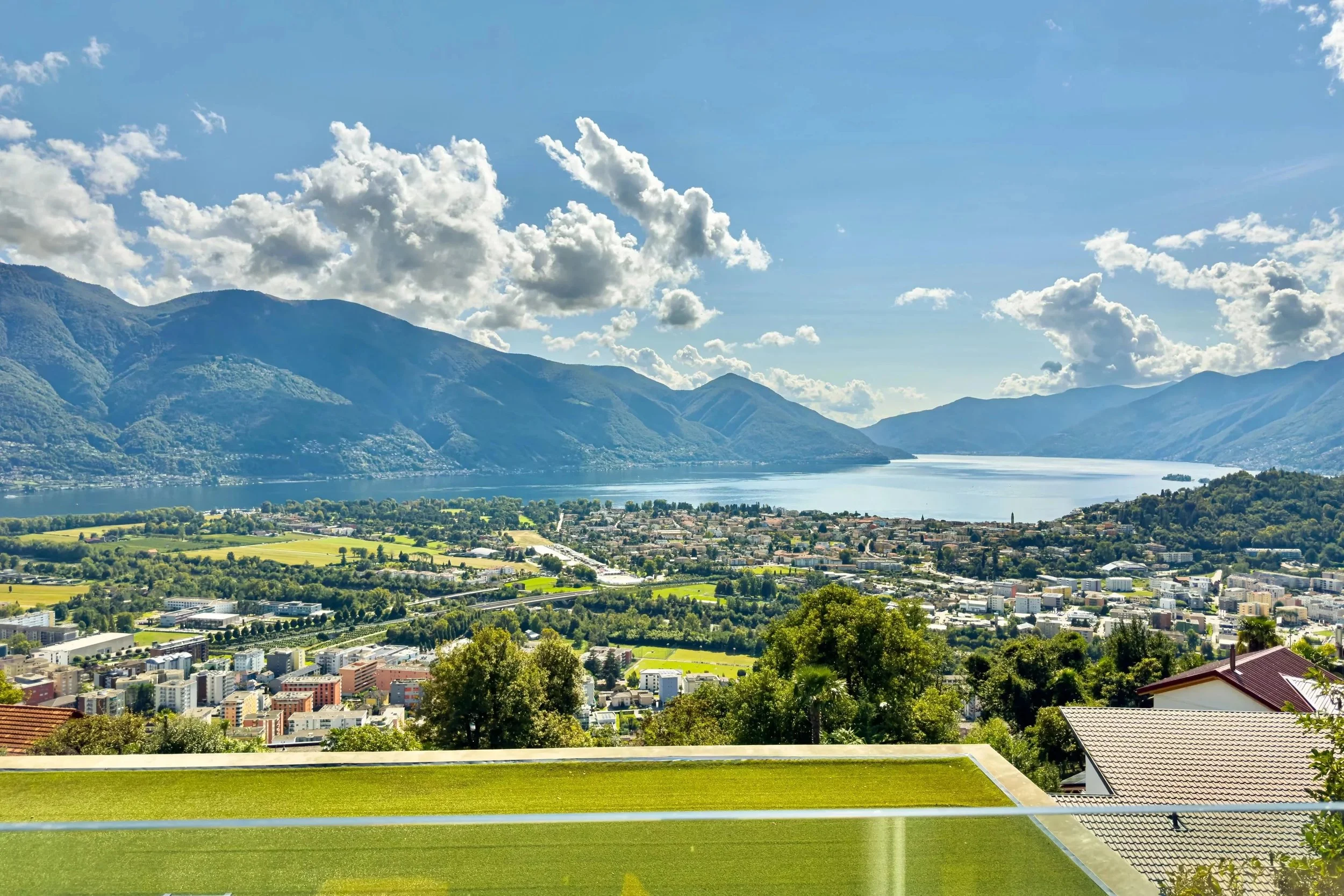 L’ideale prima residenza, dal layout spazioso e di design - Attico con vista panoramica unica sul Lago Maggiore e sulle montagne circostanti