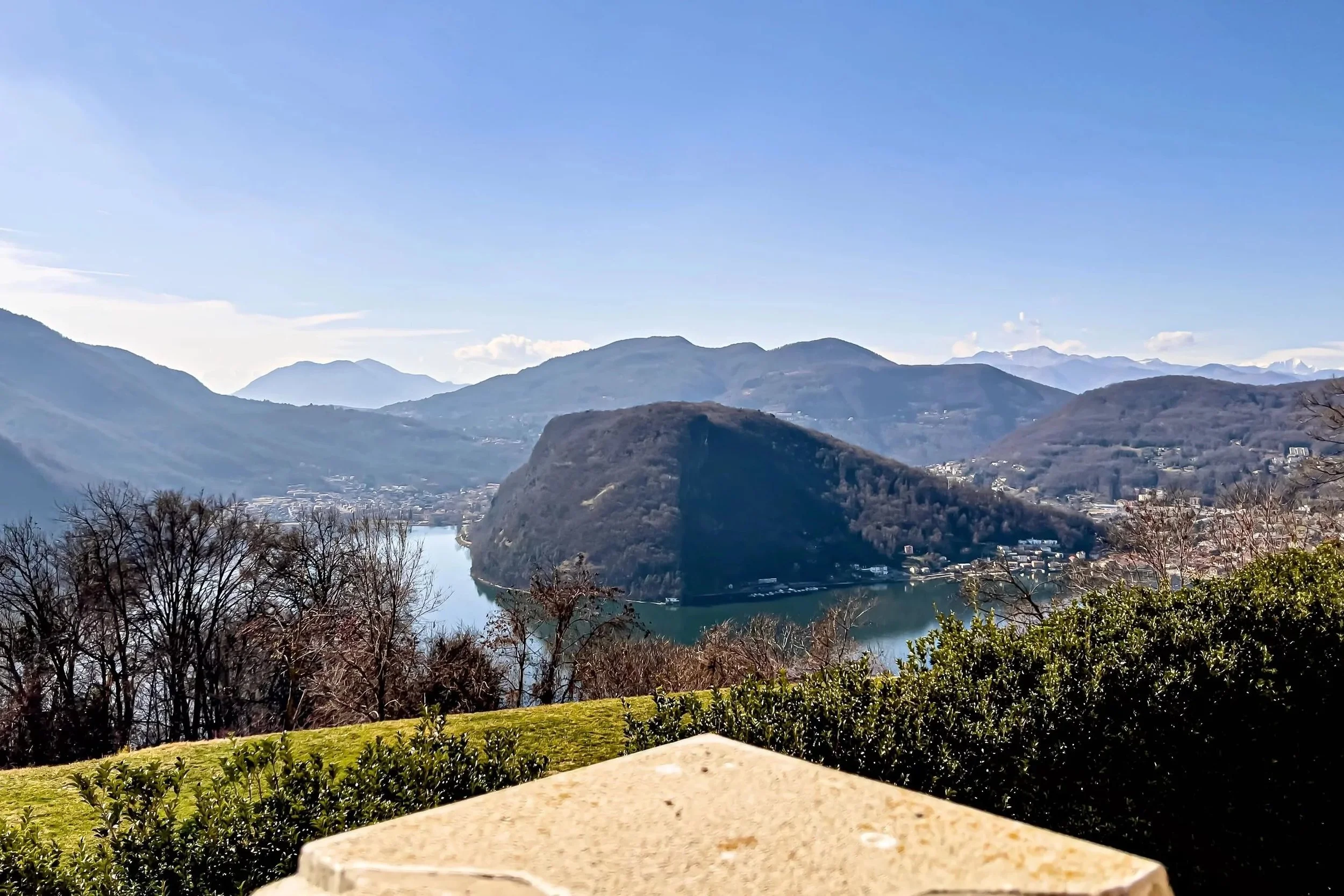 Living with style &amp; Mediterranean flair - Luxury, lake views &amp; concierge service at the Collina d'Oro resort in Agra