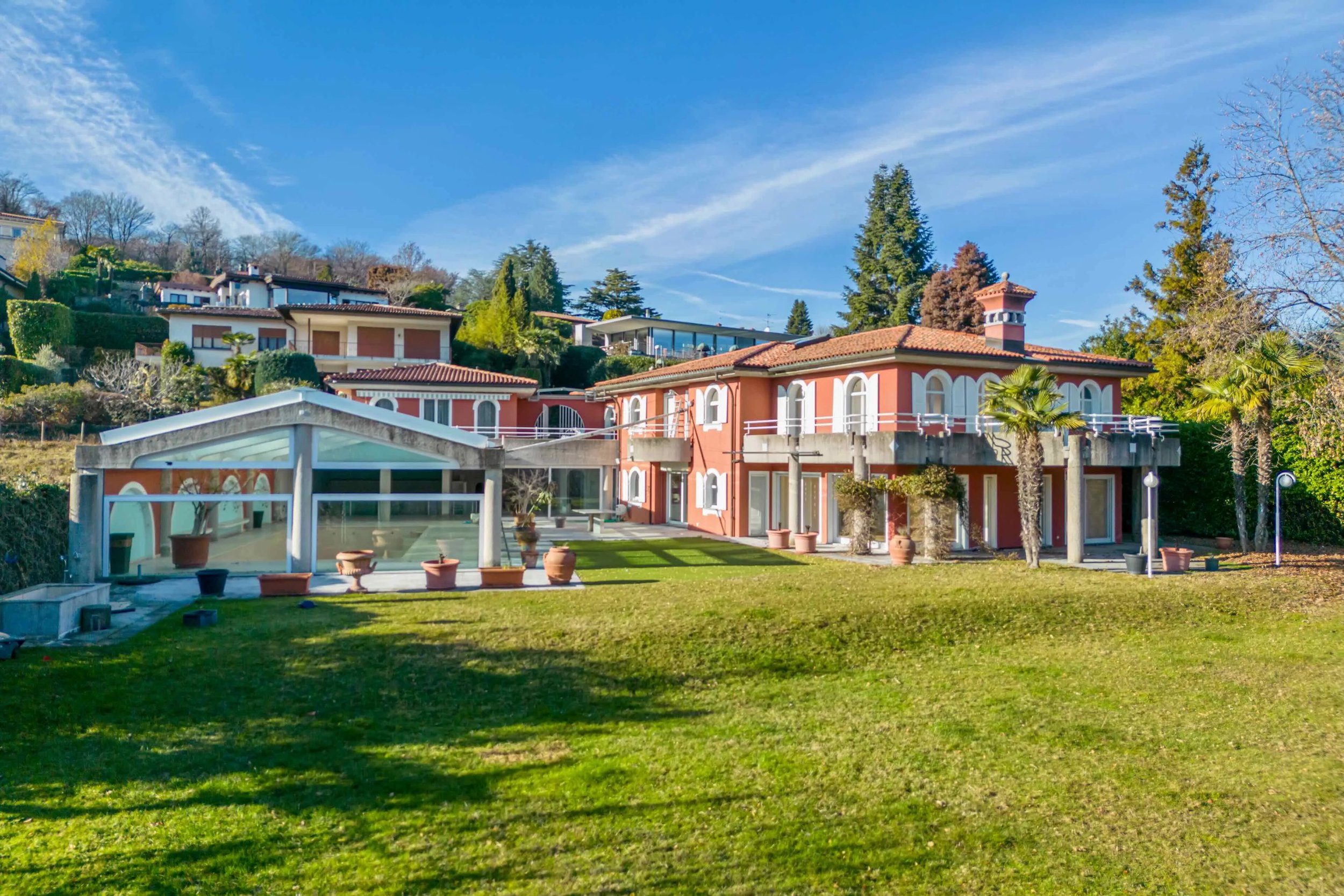 НОВАЯ ЦЕНА — Резиденция в Кароне с неподвластным времени шармом и эксклюзивностью — впечатляющая вилла с 11 комнатами, средиземноморским характером и собственной зоной отдыха