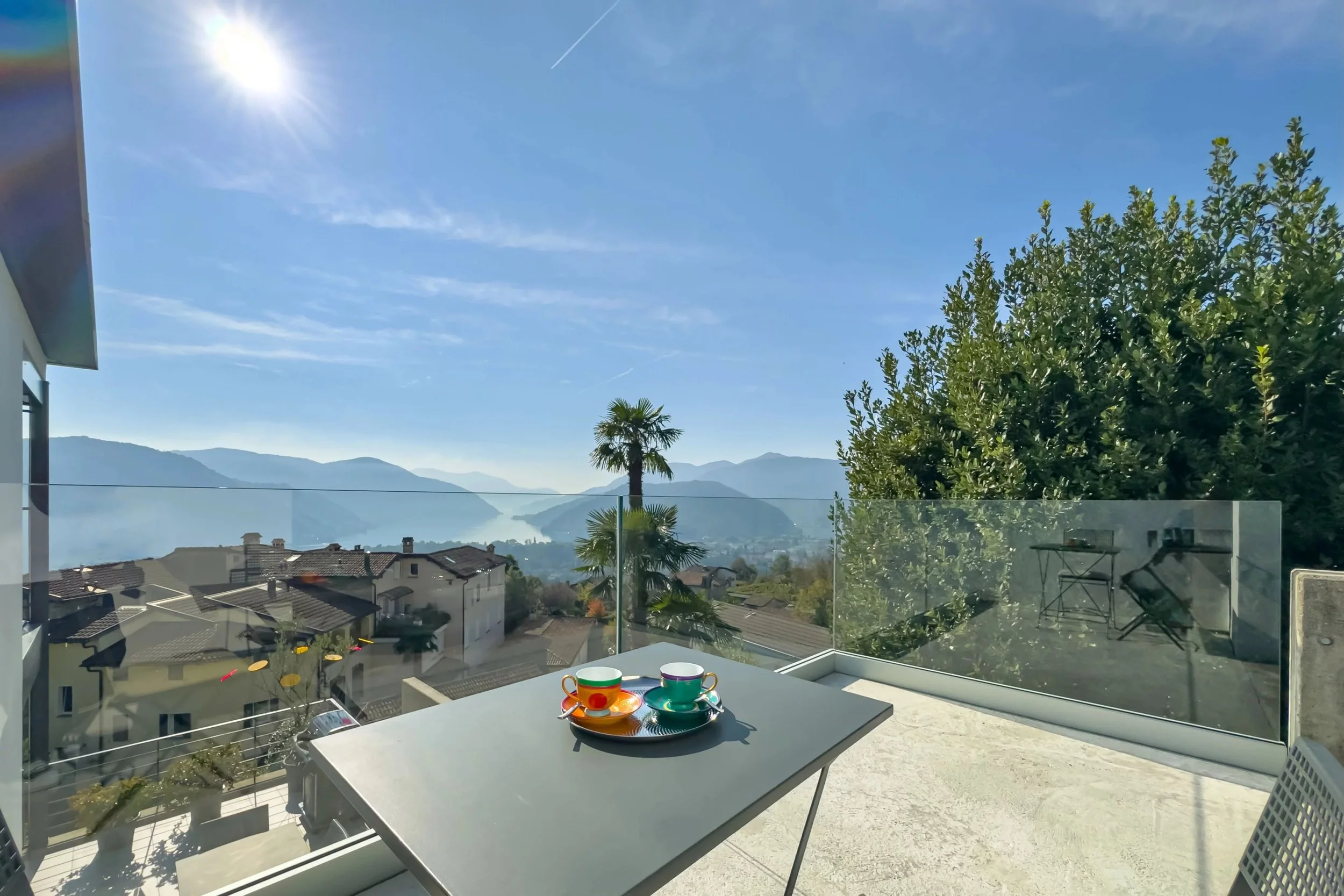 Elegantes Wohnen in den grünen Hügeln rund um Lugano - Zeitgemässe Villa mit Seeblick, Gemeinschaftspool &amp; herrlicher Aussicht in Vernate