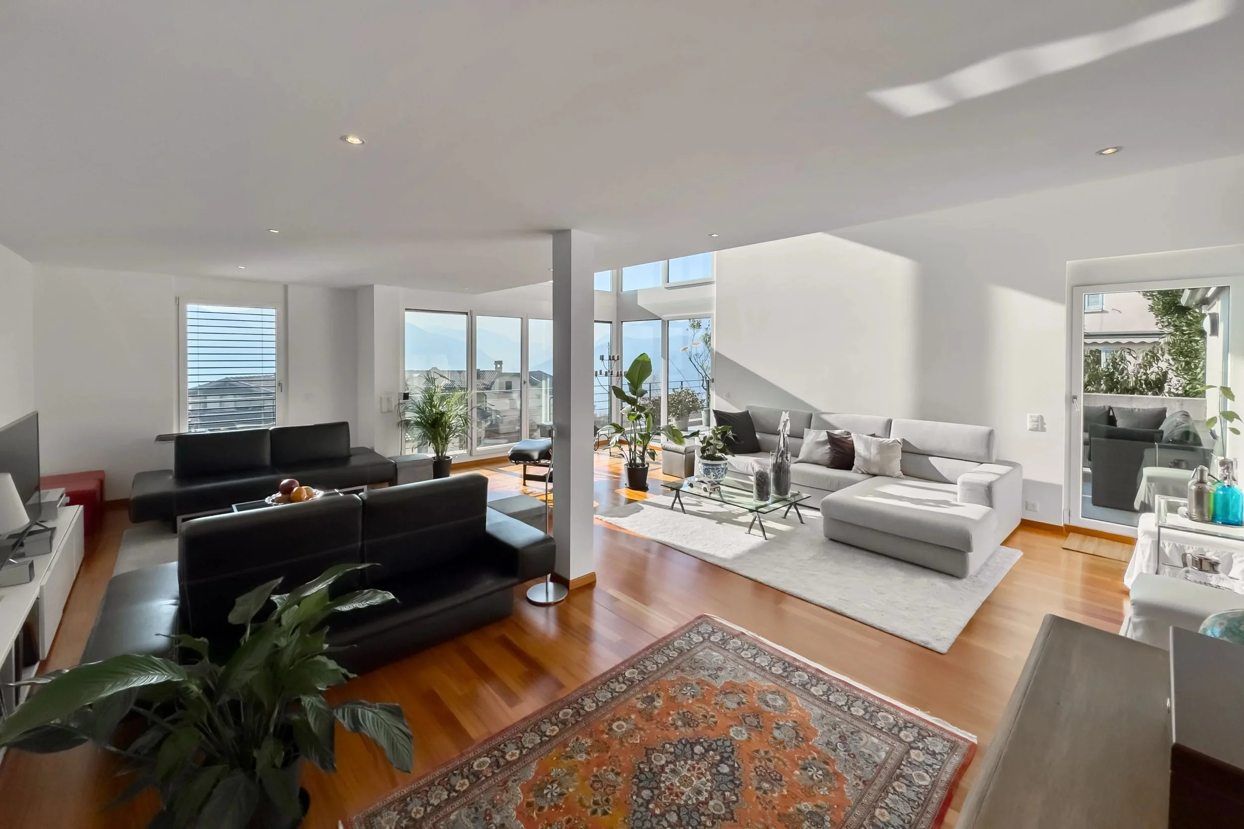 Abitare con eleganza tra le verdi colline che circondano Lugano - Villa moderna con vista sul lago, piscina condominiale e panorama mozzafiato a Vernate