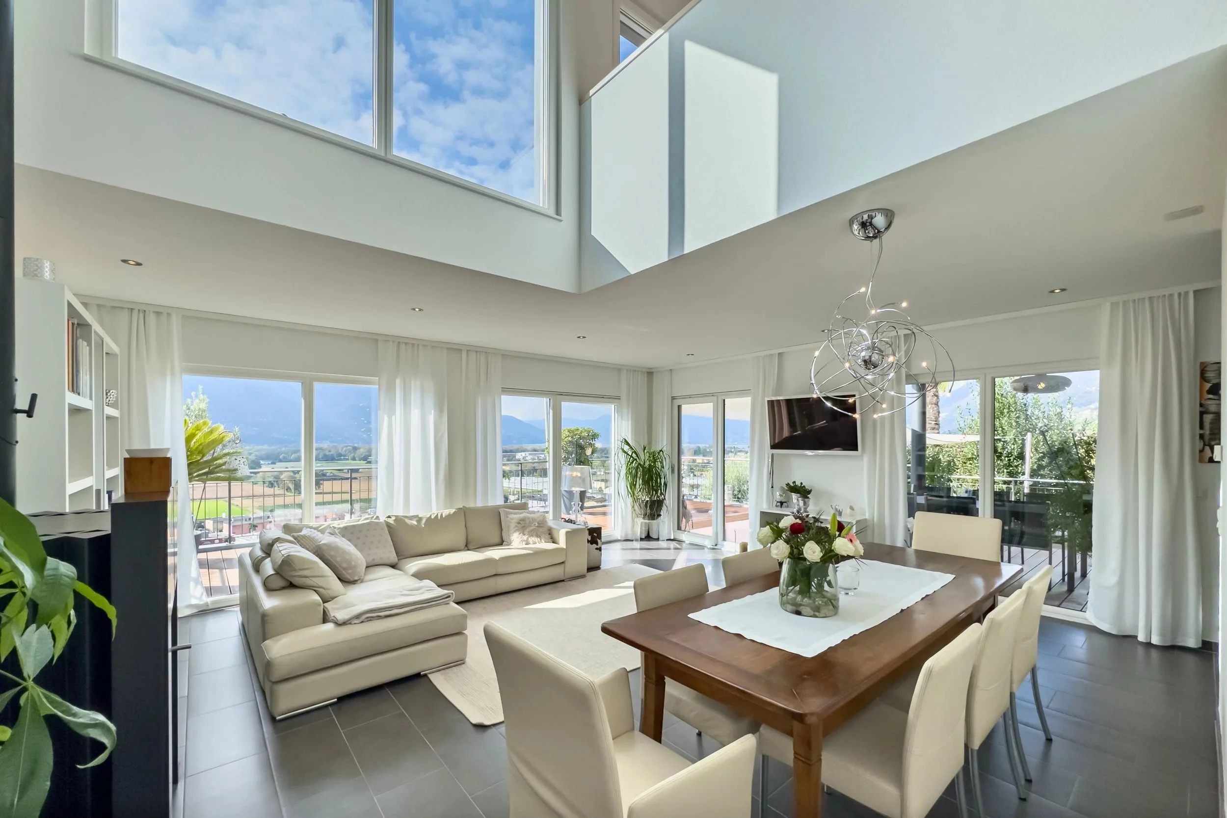 Exklusives Wohnen in Gordola - Elegante Villa mit modernem Design, sonnigen Terrassen, Garten &amp; Panoramablick