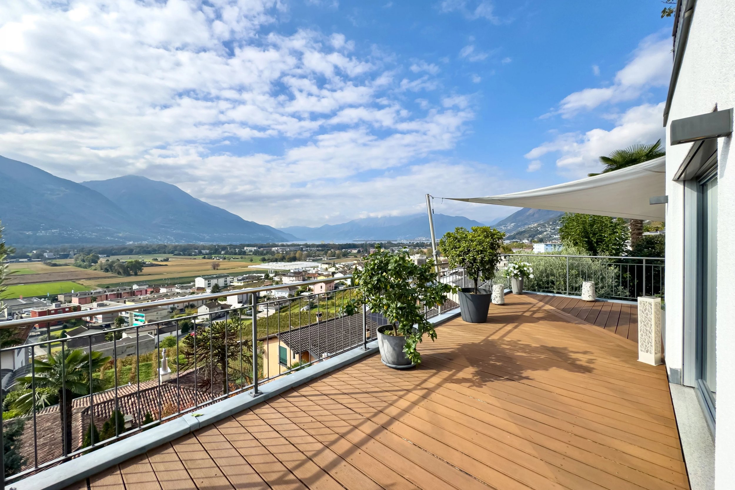  Vivere con eleganza a Gordola - Elegante villa dal design moderno con terrazze soleggiate, giardino e vista panoramica