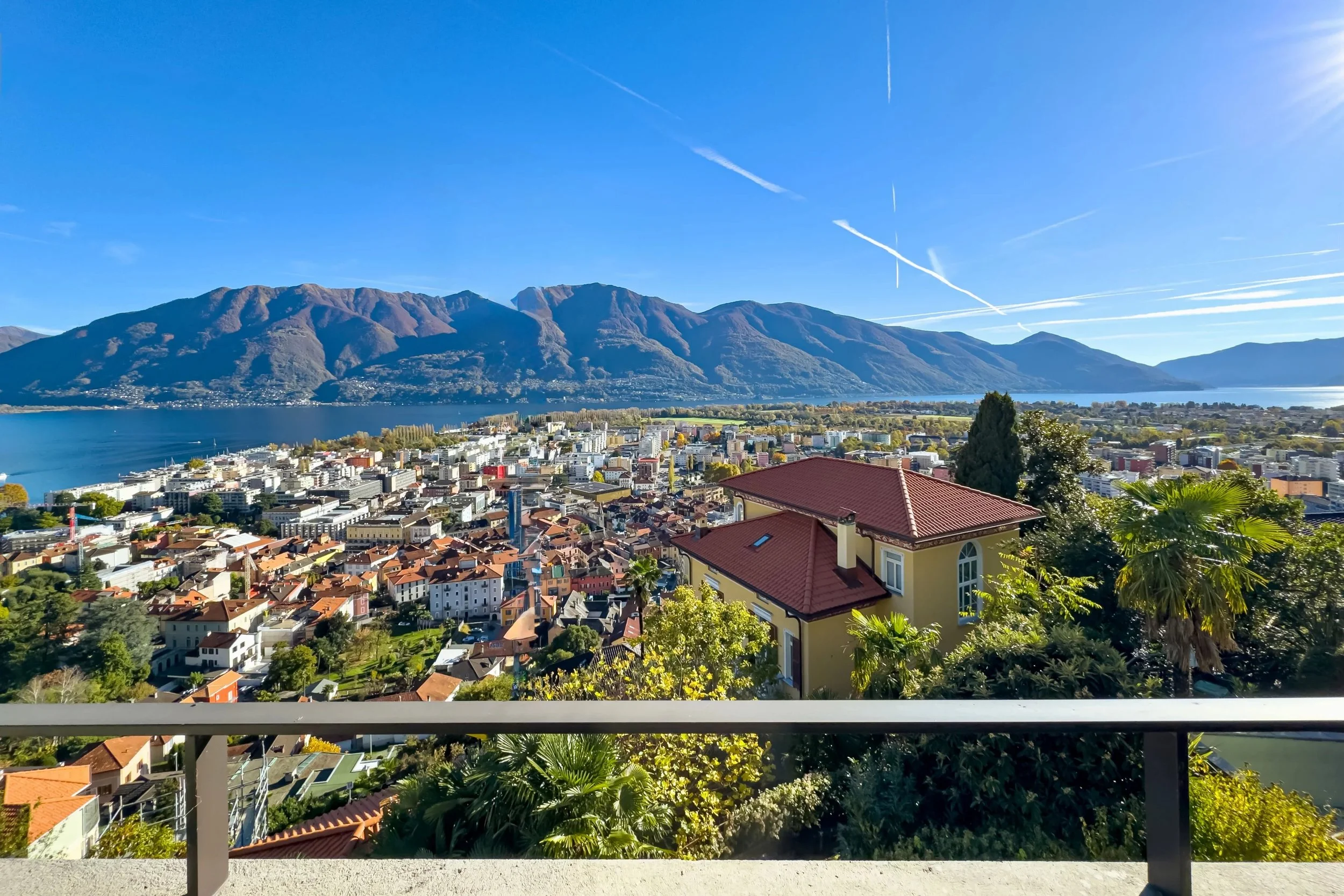 Architektur • Ästhetik • Panoramablick - Modernes Duplex-Penthouse mit spektakulärem Seeblick über Locarno