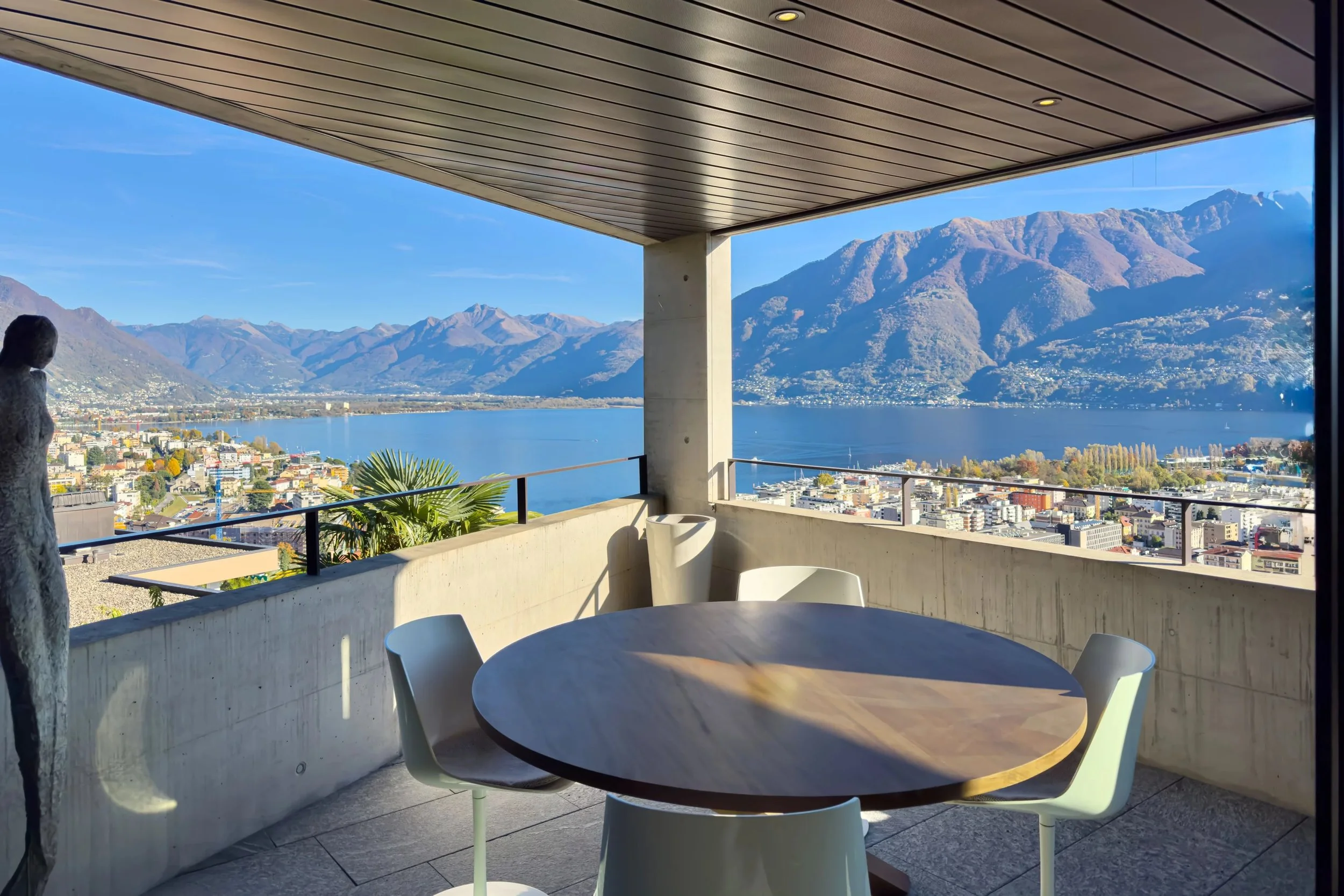 Architettura • Design • Vista mozzafiato - Moderno attico duplex con spettacolare vista sul Lago Maggiore e sulla città di Locarno