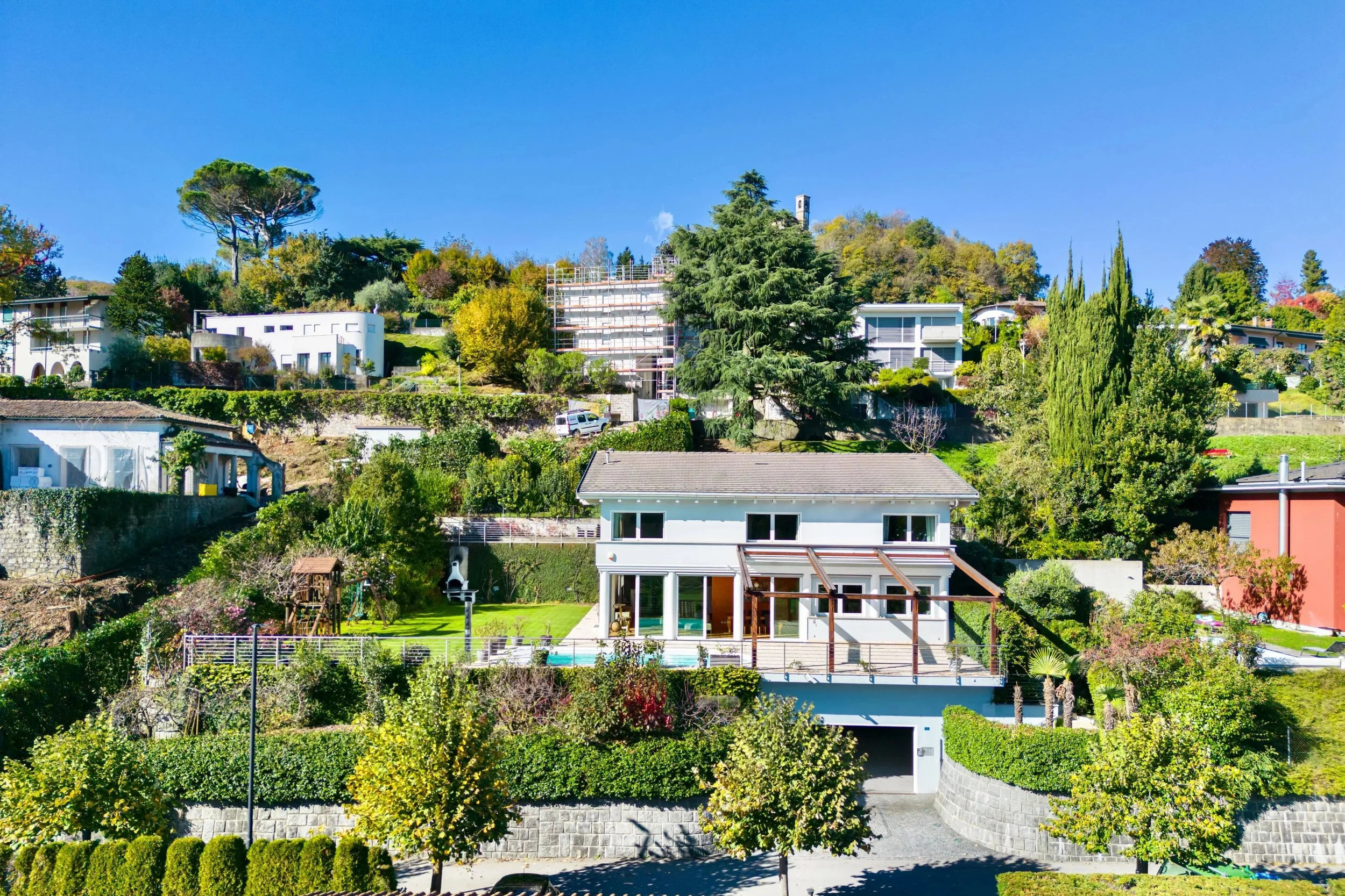Un luogo in cui regnano luce e tranquillità - Elegante villa di 7 locali con giardino, piscina e vista panoramica sul lago a Breganzona