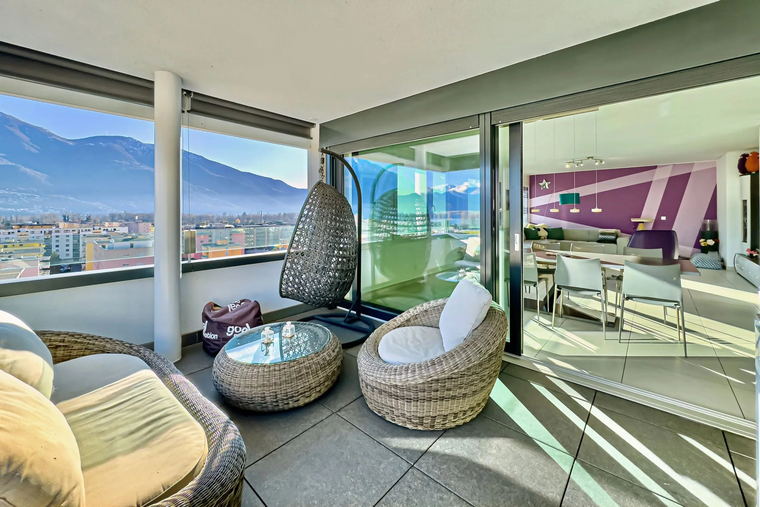 Der ideale Erstwohnsitz mit geräumigen, offen gestalteten Wohnräumen &amp; einer wunderschönen Terrasse - Elegantes Penthouse mit Panoramablick in Locarno