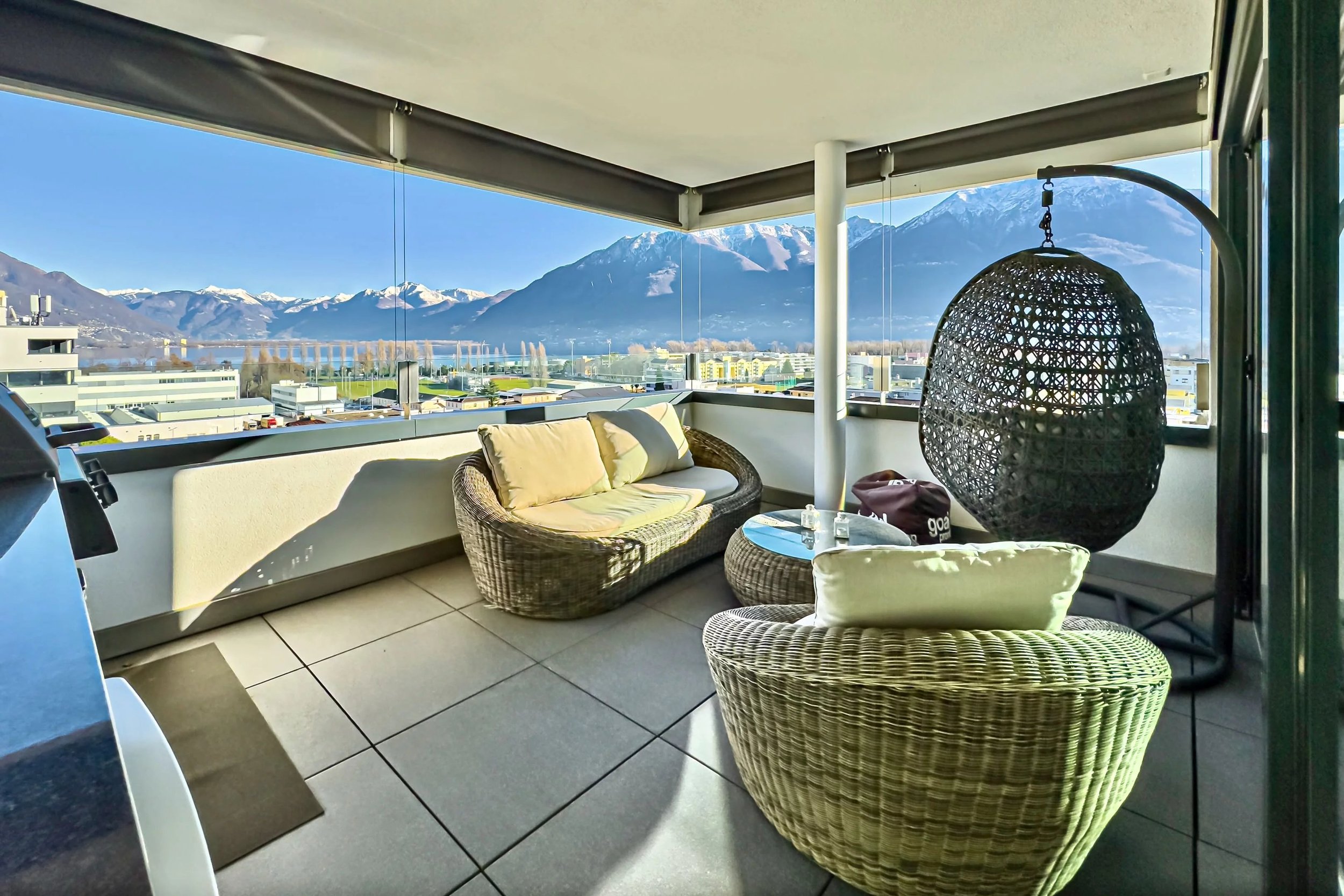  L'ideale residenza primaria con ampi spazi abitativi, layout aperto e una meravigliosa terrazza - Elegante attico con vista panoramica a Locarno