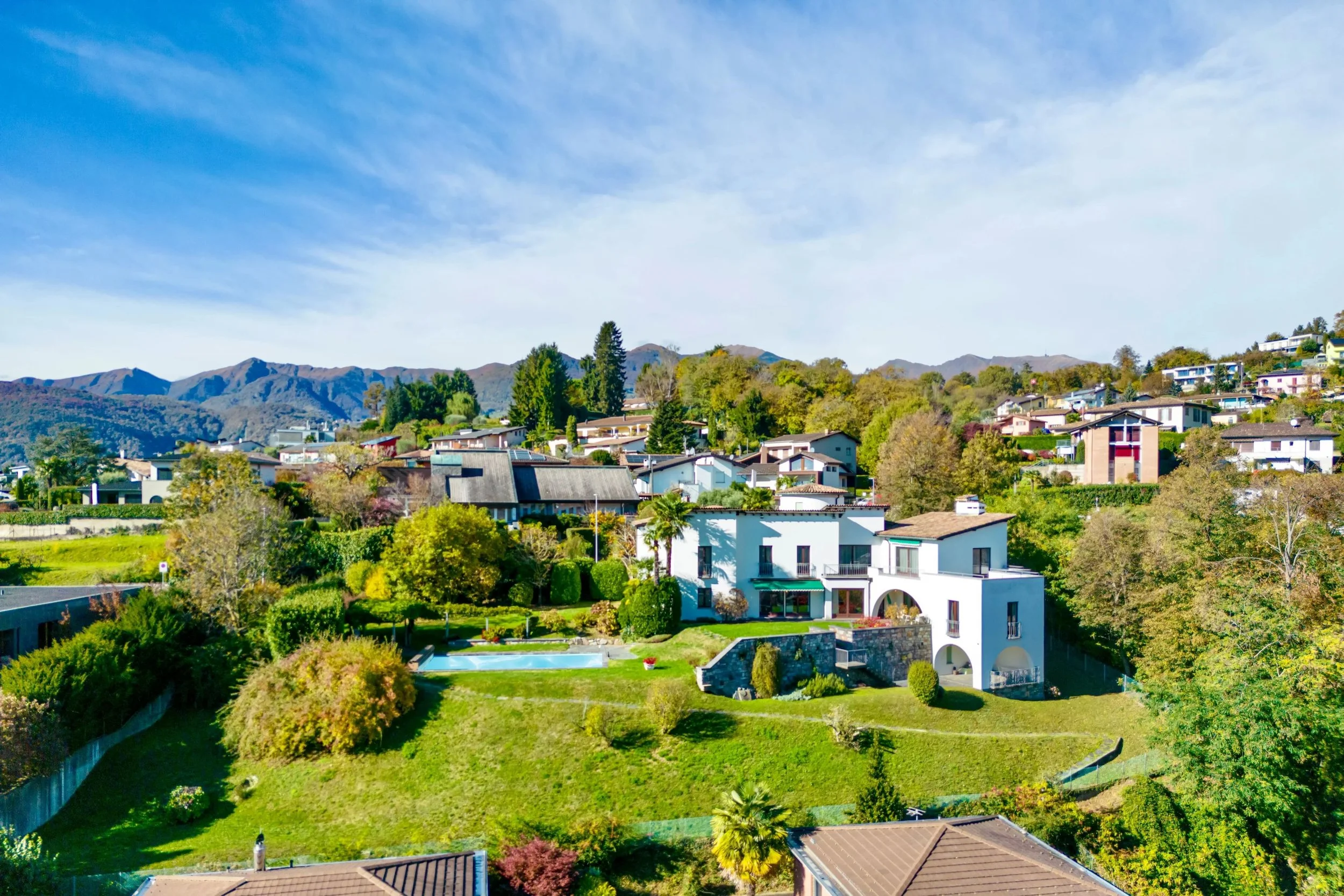 Eleganza e tranquillità con vista sul Lago di Lugano - Villa raffinata a Comano con piscina, giardino e spazi generosi per la famiglia