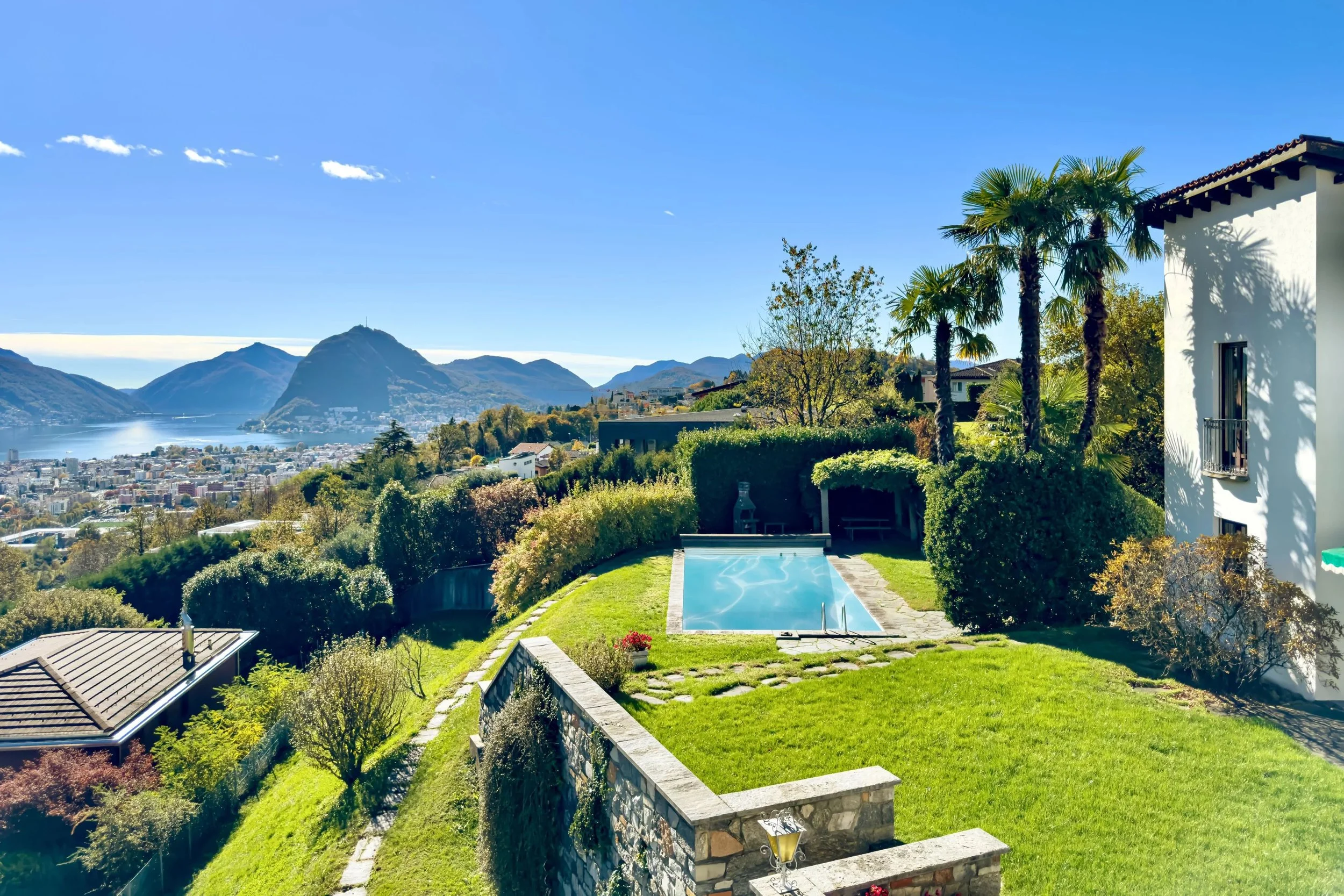 Eleganz &amp; Ruhe mit Blick auf den Luganersee - Raffinierte Villa in Comano mit Pool, Garten &amp; grosszügigen Räumen für die ganze Familie