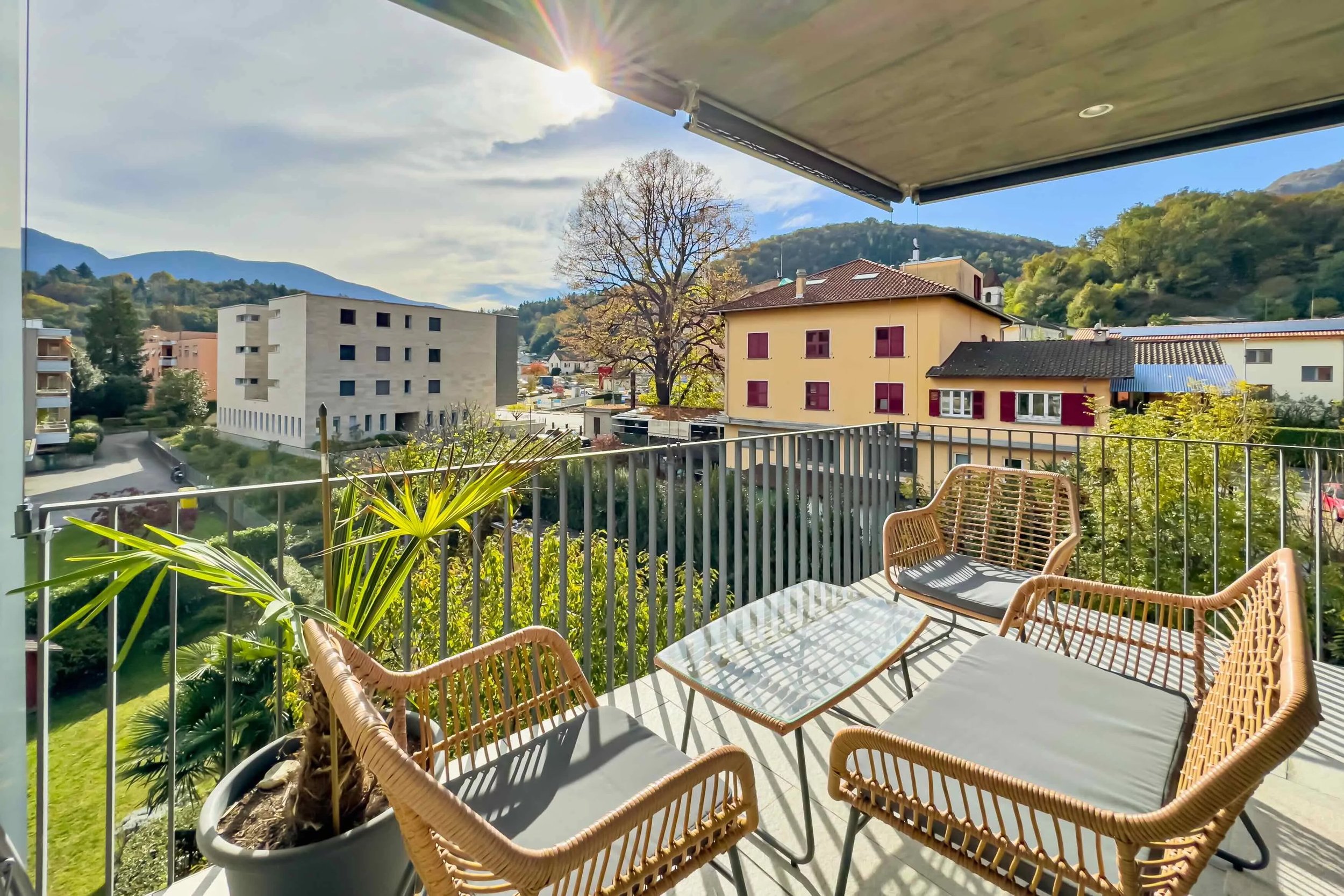 Ideale pied-à-terre, anche come residenza per le vacanze, nelle vicinanze del fiume Maggia - Elegante appartamento duplex con terrazza coperta in zona tranquilla a Losone
