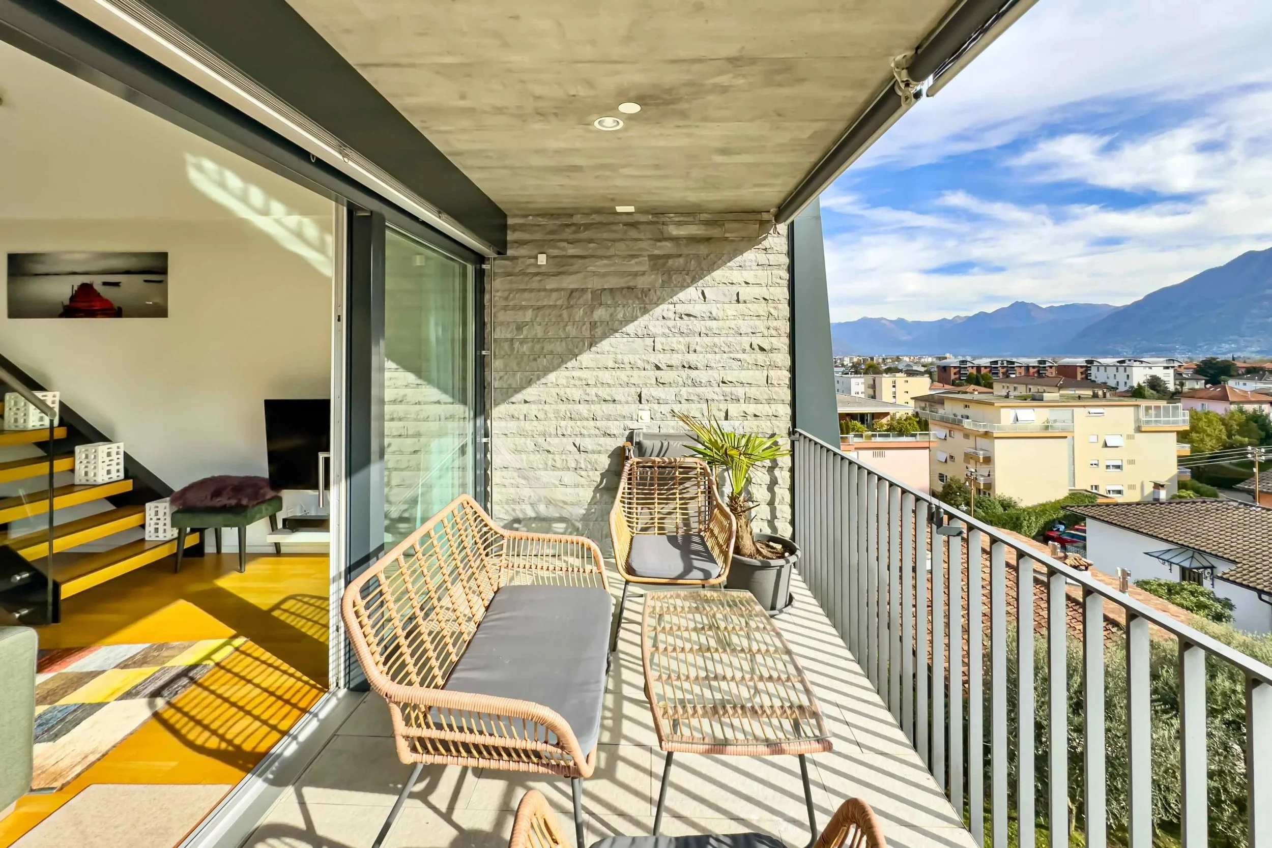Ideales Pied-à-terre, auch als Ferienresidenz geeignet, in der Nähe des Flusses Maggia - Elegante Duplex-Wohnung mit überdachter Terrasse in ruhiger Lage in Losone