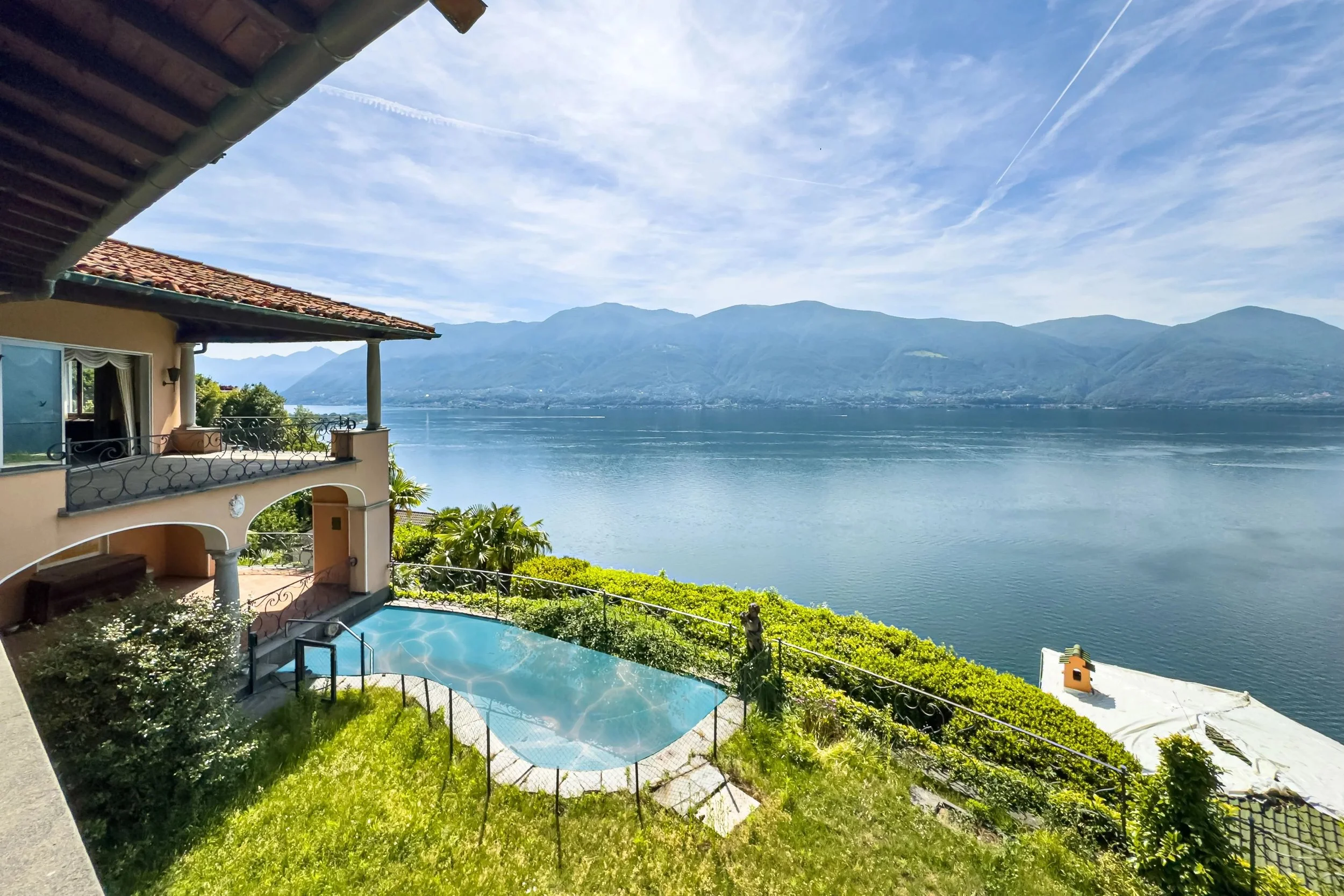 Die perfekte Ferienimmobilie mit Seeblick - Mediterrane Villa mit Panorama, Privatsphäre &amp; traumhafter Aussenanlage in Ronco sopra Ascona