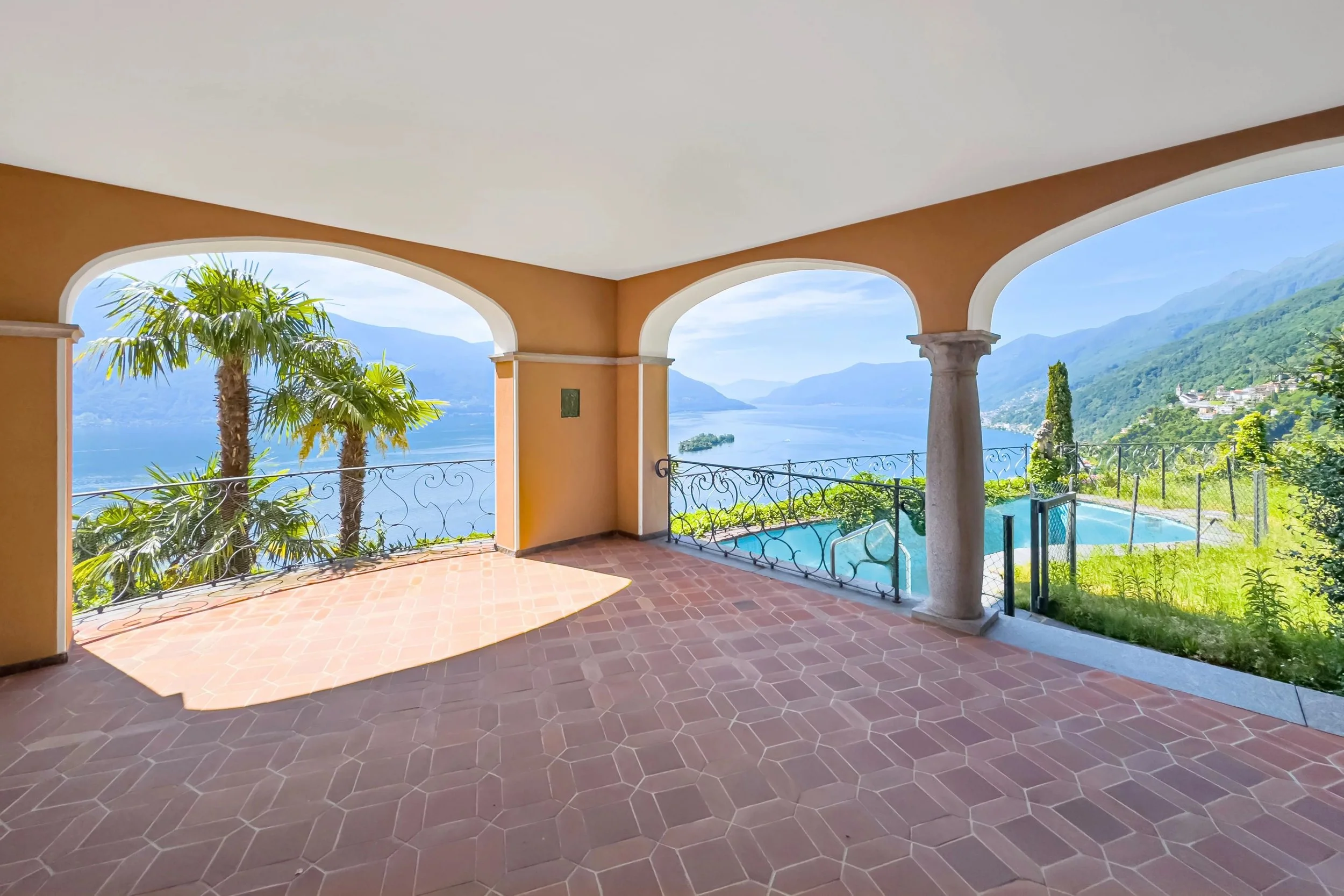 La proprietà perfetta per le vacanze affacciata sul lago - Villa mediterranea con panorama, privacy e meravigliosi spazi esterni a Ronco sopra Ascona