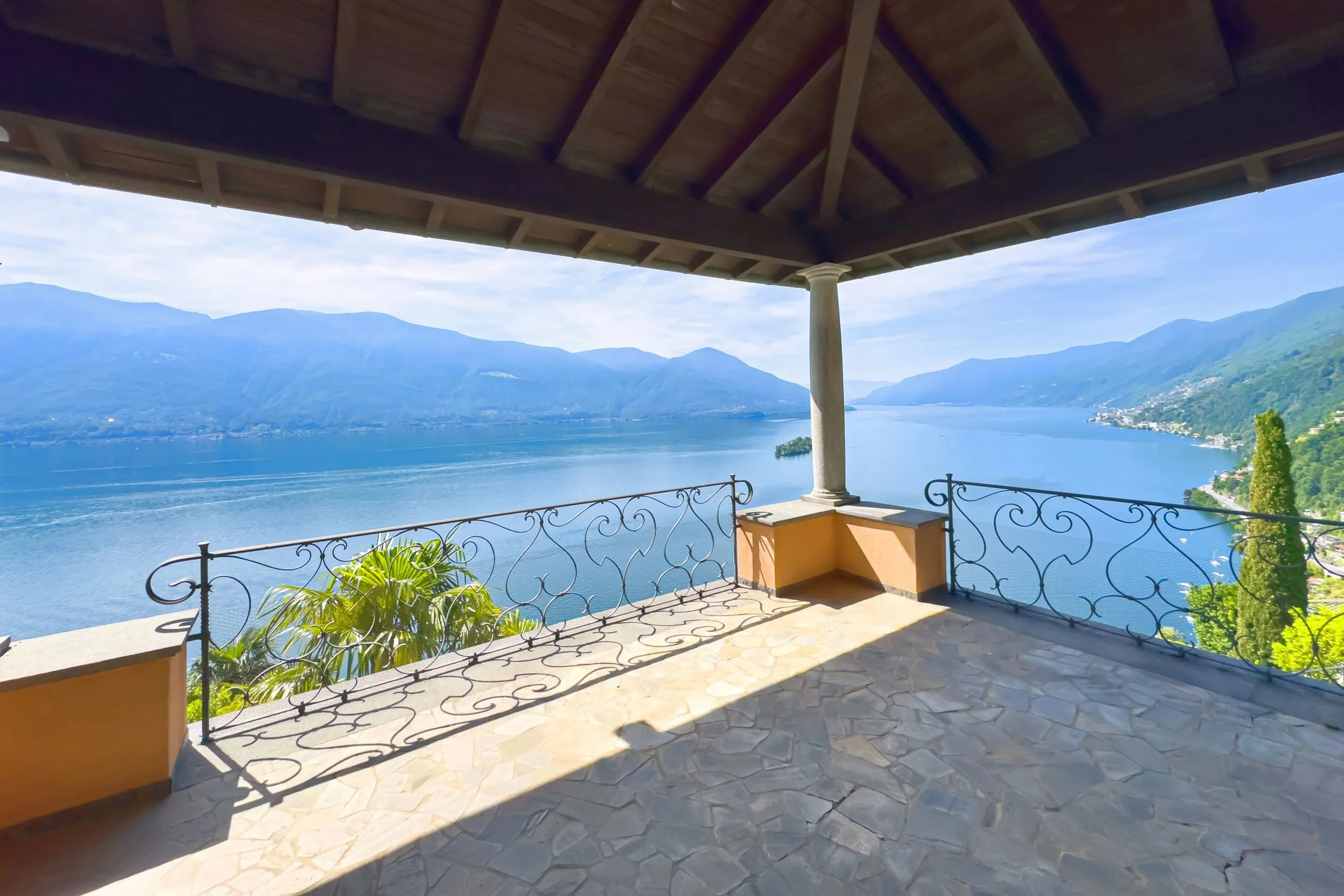 The perfect property for holidays overlooking the lake - Mediterranean villa with panorama, privacy, &amp; beautiful outdoor spaces in Ronco sopra Ascona