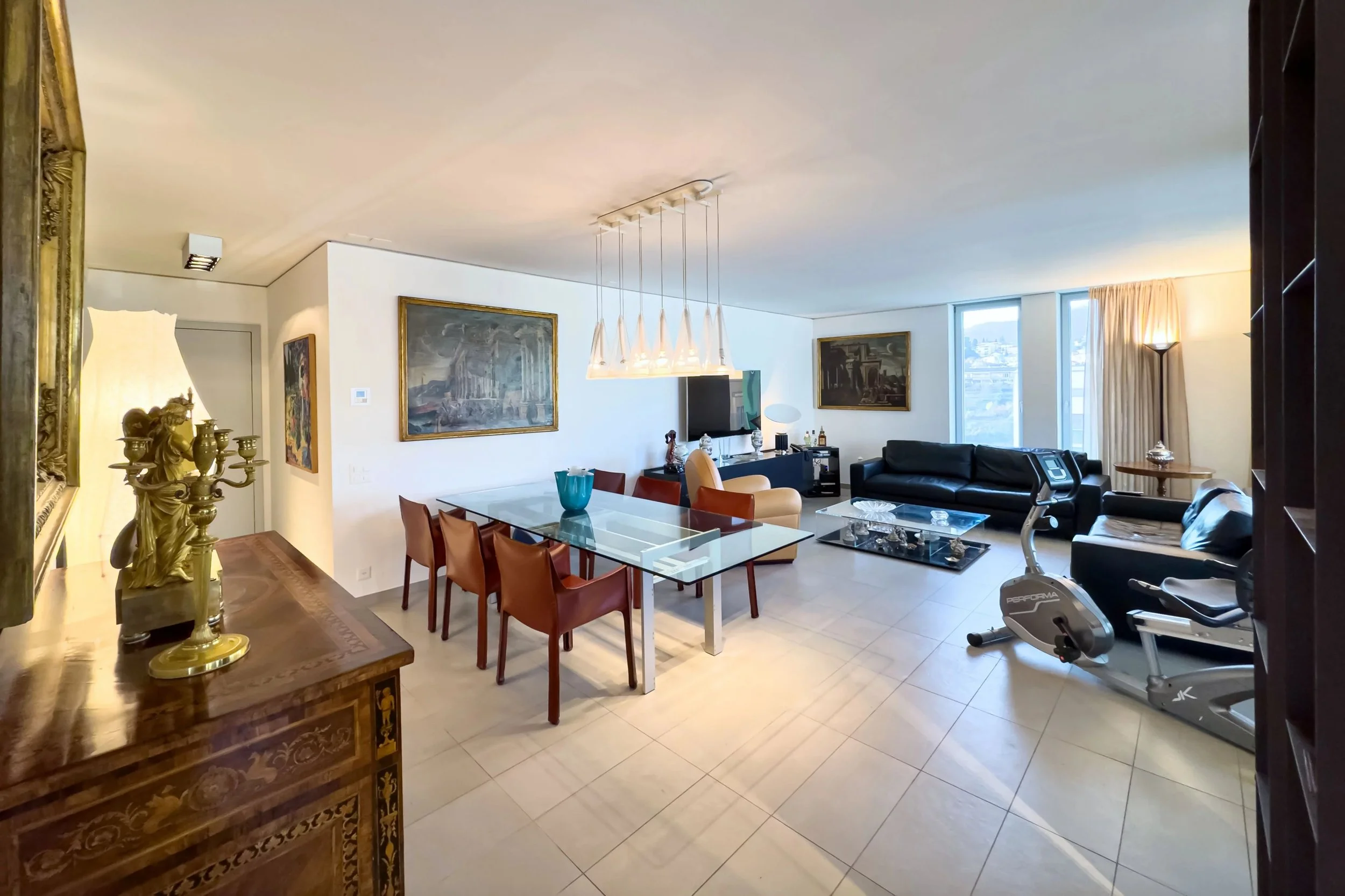 Wo Licht Wohnraum wird - Stilvolle 4.5-Zimmer-Wohnung mit grosser Terrasse &amp; urbaner Weitsicht in Lugano-Pazzallo