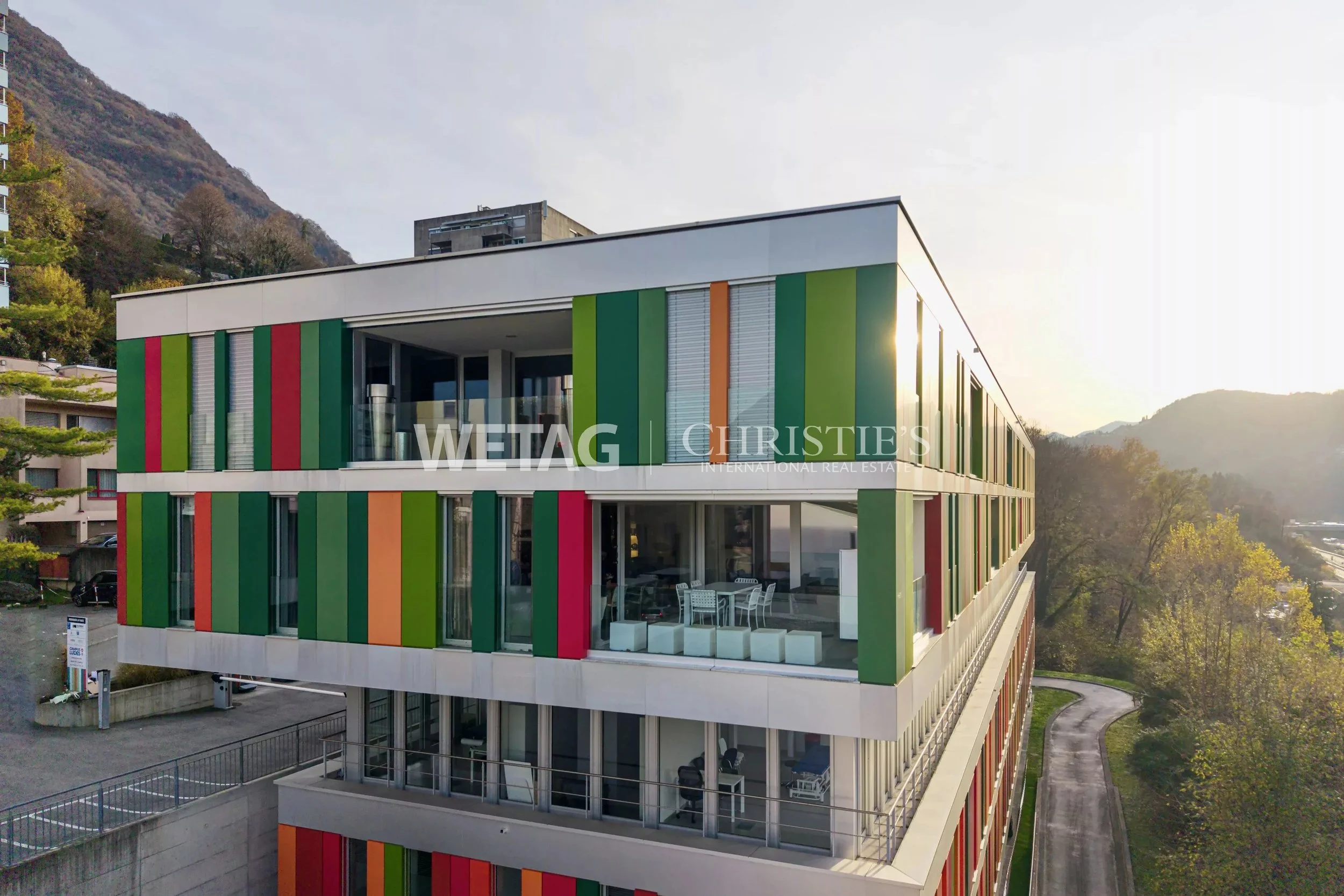 Dove la luce diventa ambiente abitativo - Appartamento raffinato di 4,5 locali con ampia terrazza e vista panoramica sulla città a Lugano-Pazzallo