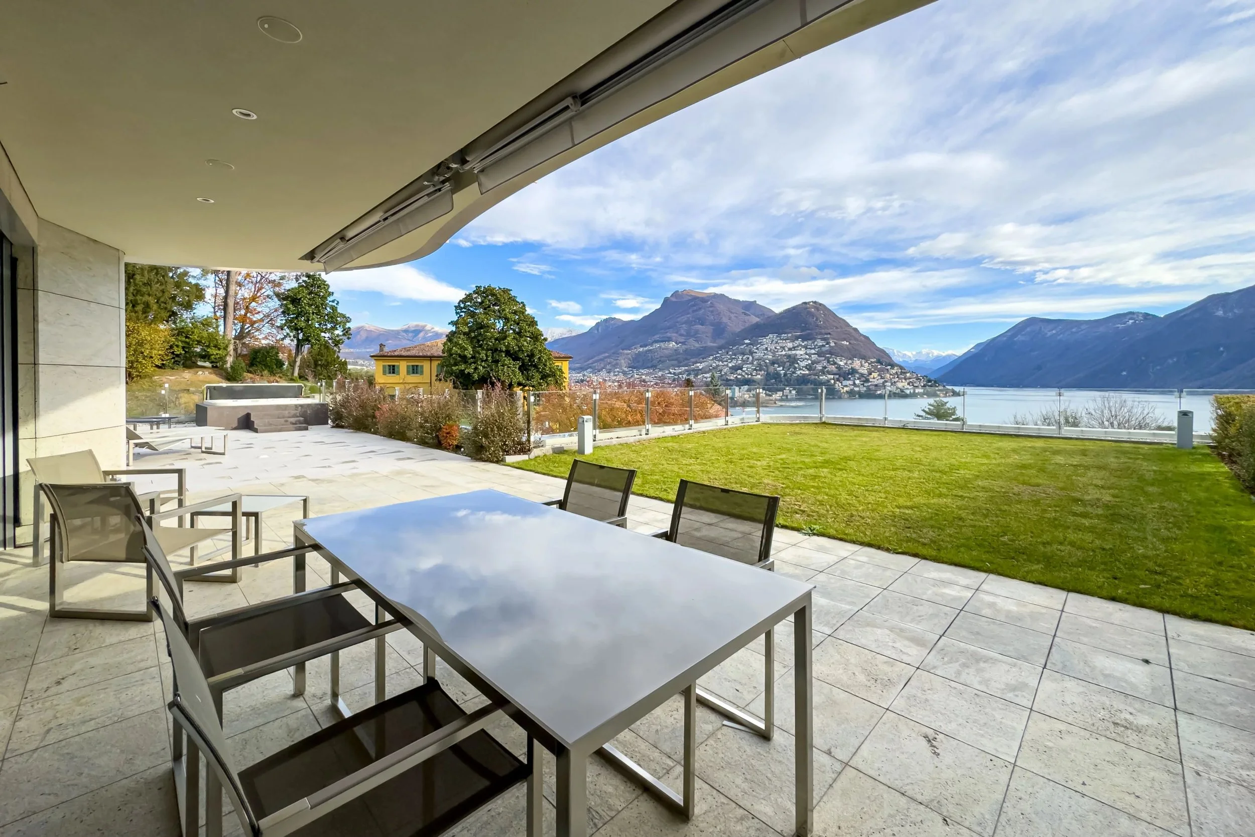 Excellence meets panoramic views in Lugano - Luxurious duplex apartment with large 340 m² garden &amp; spectacular lake views