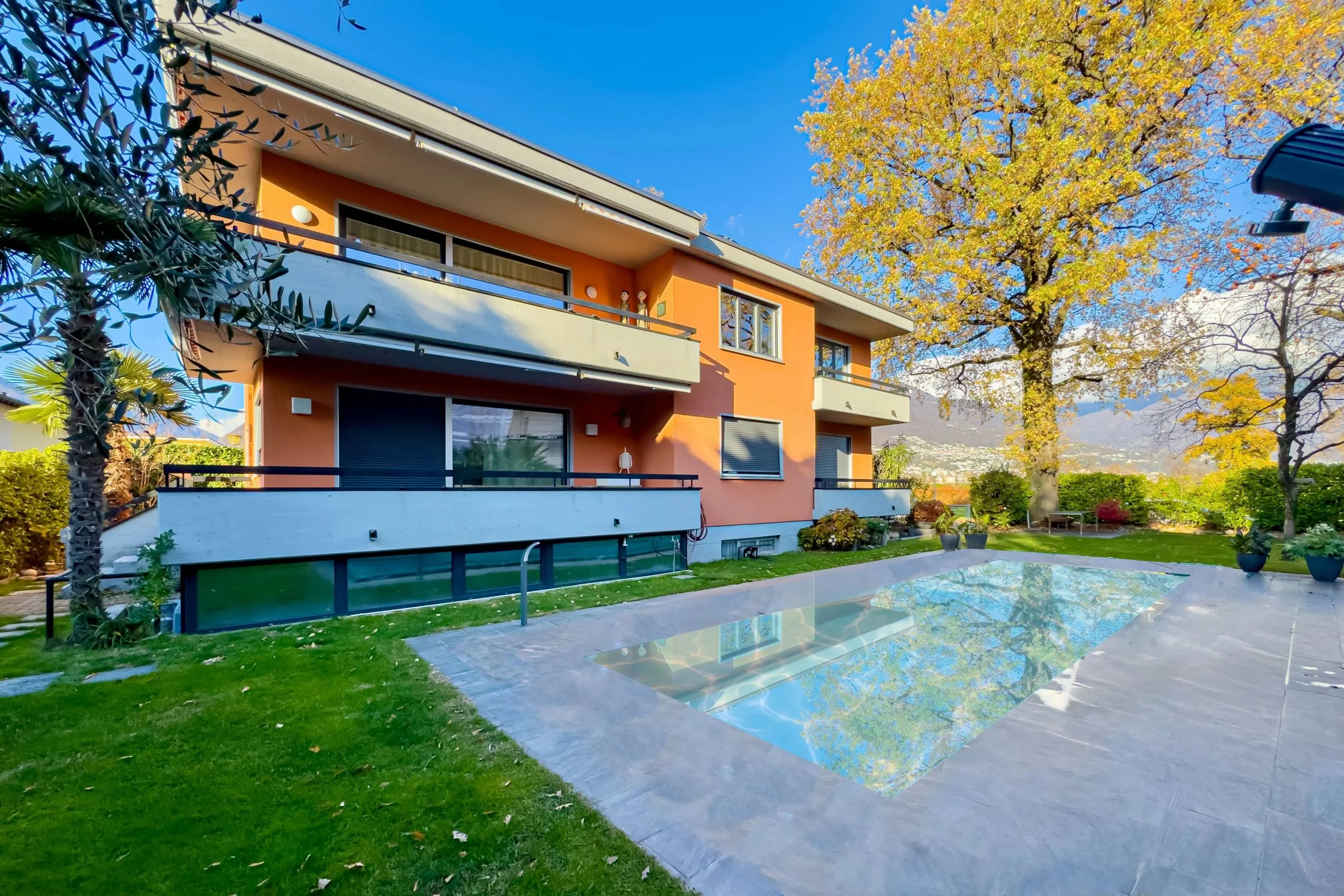 Vivere l’equilibrio perfetto tra comfort e funzionalità - Affascinante proprietà con piscina, a pochi passi dal Golf Club Patriziale di Ascona 