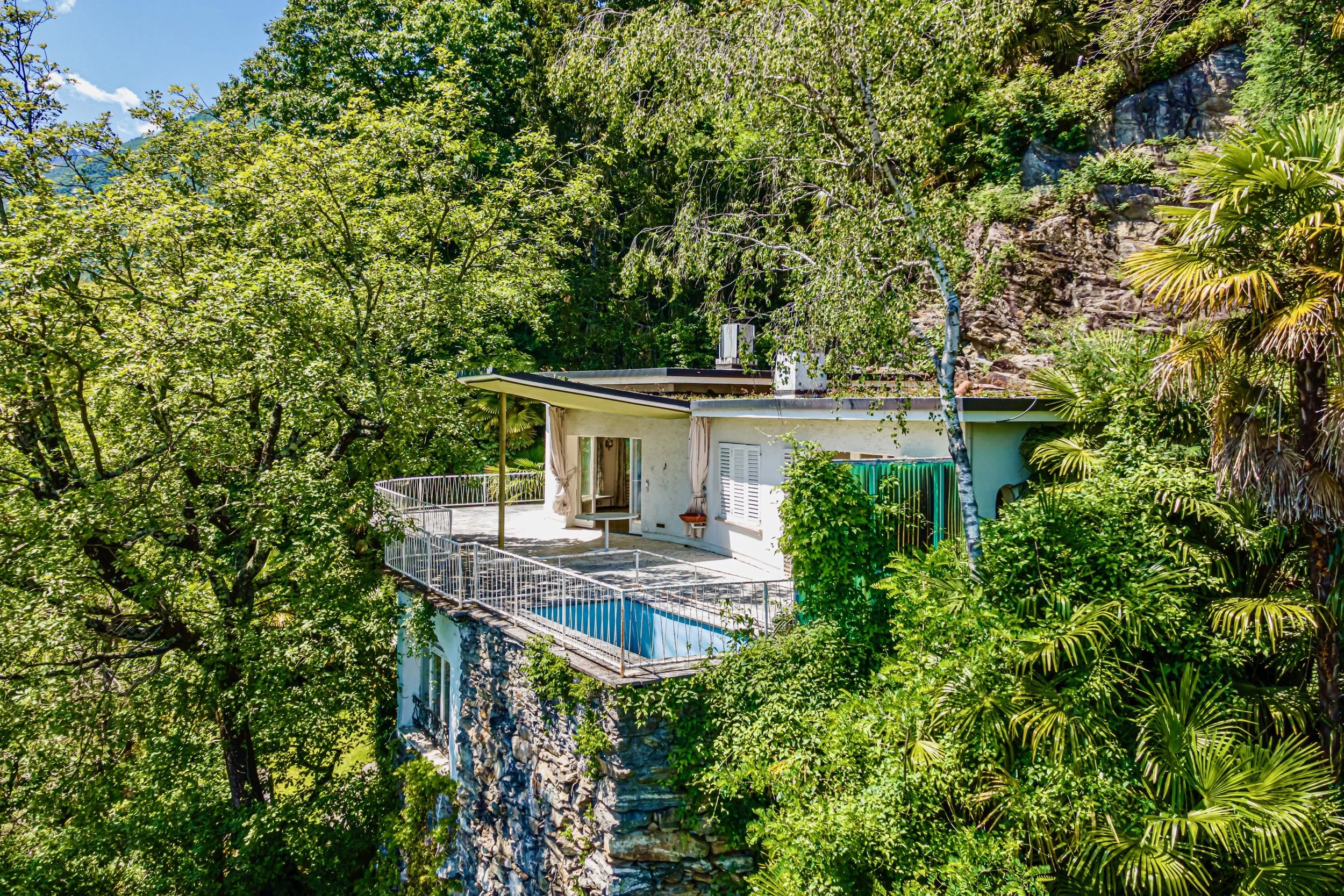 NEW PRICE - Villa to renovate with breathtaking panoramic views of Lake Maggiore - Discover an exclusive location above the lake &amp; create your own residential gem