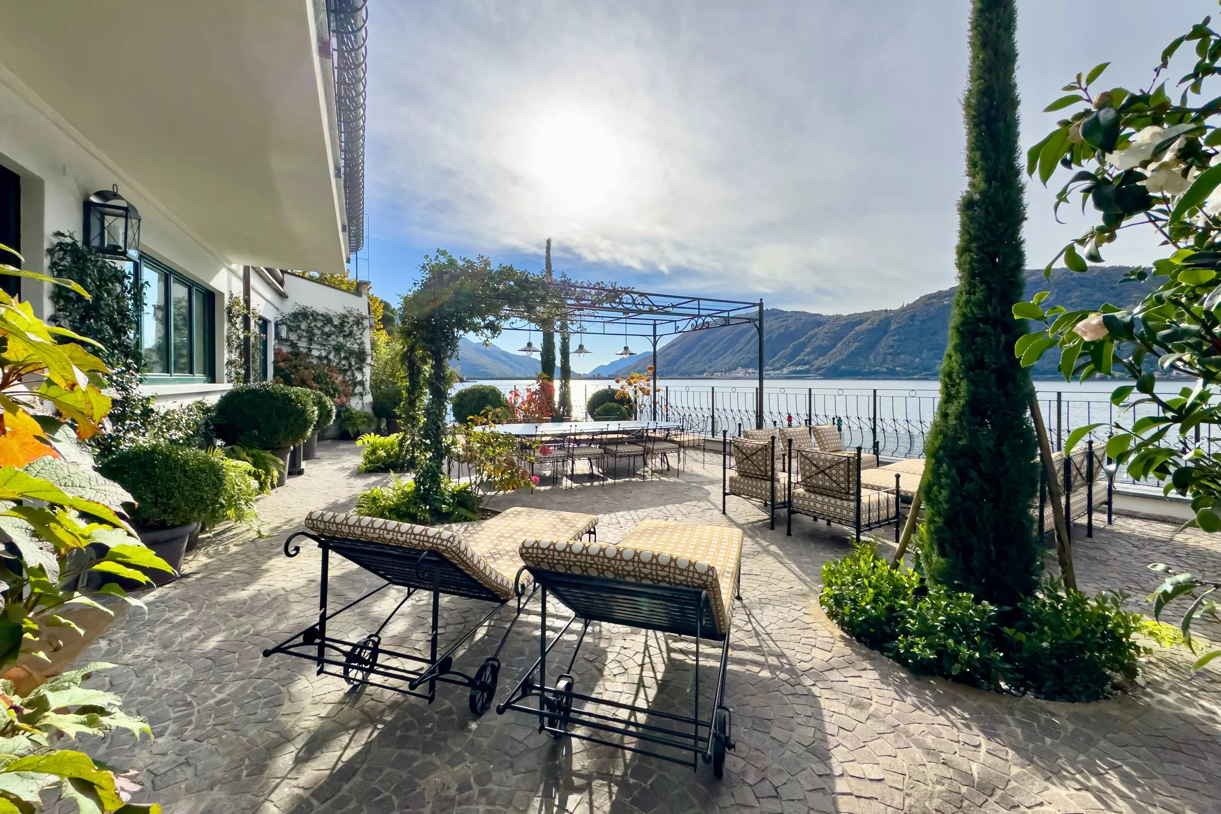  430  m² Wohnfläche direkt am Luganersee - Zeitlose Villa in Campione d’Italia mit Seeterrasse, privatem Bootssteg &amp; zwei Bootsliegeplätzen